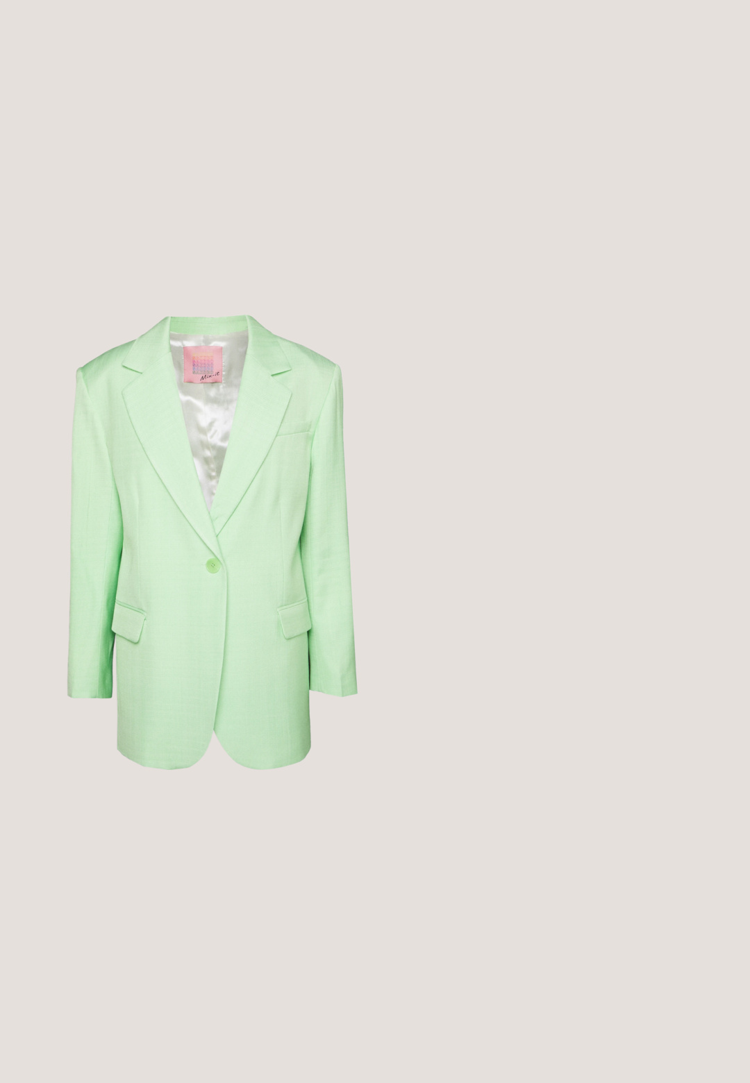 Blazer vert clair en tissu texturé. Présente un col cranté, une fermeture à un bouton et deux poches avant. Doublure en satin.; Robe à manches longues en tissu lisse, présentant une base jaune avec des motifs floraux violets. Comprend un col noué et une taille froncée.; Chaussure à bride arrière jaune à pois avec un accent floral sur l'orteil, talon violet et sangle ajustable avec une boucle en métal.; Lunettes de soleil en plastique vert avec une forme ovale, des montures épaisses et des verres vert foncé. Elles sont dotées de branches fines et transparentes avec un branding subtil.; Sac fourre-tout tissé vert et blanc avec une forme rectangulaire structurée, une finition texturée et deux poignées solides. Présente une étiquette de logo sur le côté.; Boucles d'oreilles clous ronds avec de grands dessus en perle et des gouttes sphériques recouvertes de strass vert menthe, ambre et transparent.