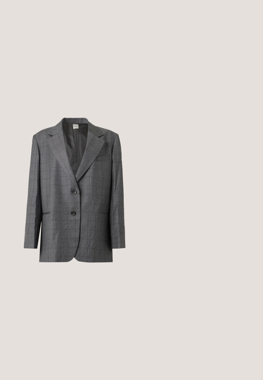 Grå to-knaps blazer med små hvidprikket mønster, hakrevers og forlommer, vist på en lysegrå baggrund.; Hvid langærmet bluse med høj krave og en foran knyttet tørklæde-detail, fremstillet af et glat satinlignende stof.; Mørkegrå bukser med højtalje, frontlige folder, bæltestropper, sidelommer og brede, lige ben.; Sort dames loafer i læder med lav hæl, rundet tå og syninger på overdelen, vist fra siden på en ensfarvet baggrund.; Sort lædertaske med dobbelte håndtag, lille gulligt emblem og Furla-logo i guldbogstaver midt på forsiden.; Sort læderbælte med spænde i guldmetal og syning, vist fladt på hvid baggrund.