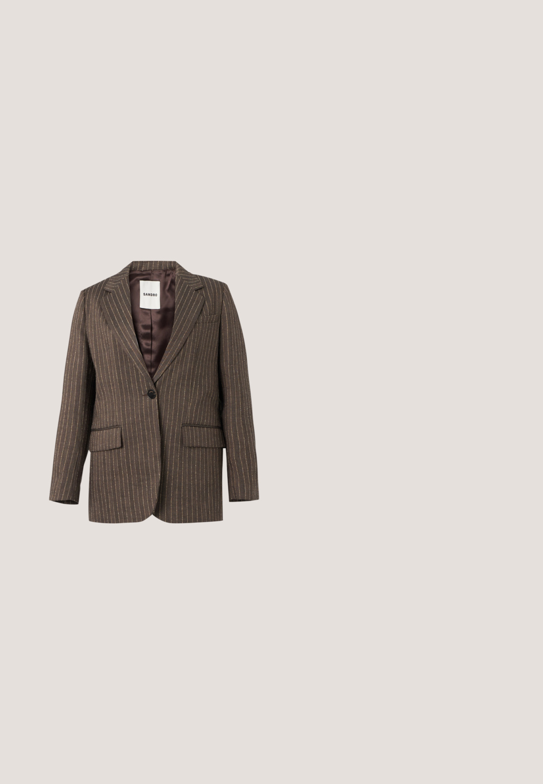 Brun enkeltradet blazer med nålestriber, enkelt knaplukning, notch revers, forlommer med klapper og en glat satin foer mærket Sandro.; Hvid, ribstrikket, ærmeløs tanktop med rund halsudskæring, tætsiddende pasform og mærkeetiket på indersiden af bagkraven.; Lys grønne bomuldsbukser med lige pasform, der har frontlommer, en knaplukning og diskrete syninger.; Olivengrøn spids tå slingback flad sko med lav sort hæl og en glat, skinnende finish.; Skuldertaske i olivengrønt læder med klaplukning og gyldent Michael Kors-logo vedhæng hængende på stroppen.; To skinnende guldøreringe i et buet design med orange accenter nær stikket, sat mod en enkel hvid baggrund.