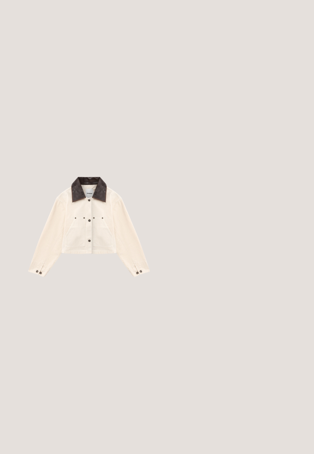 Veste courte beige avec un col en cuir marron foncé, fermeture à boutons sur le devant, deux poches poitrine et poignets boutonnés.; Pull en maille à manches longues de couleur beige clair avec un design en maille. Doté d'un décolleté en V et d'une découpe circulaire au niveau de la poitrine, orné d'un accent doré.; Shorts rayés beige et blanc avec une ceinture élastique, un lien à l'avant, un ourlet incurvé et de petites broderies florales dispersées sur le tissu.; Ballerine en simili motif peau de serpent avec des nuances de brun et de noir. Dotée d'une bride noire et d’un détail en métal doré. Texture lisse.; Sac à main en cuir suédé marron avec un design froncé, doté d'une seule poignée, de ferrures dorées et d'une fermeture rectangulaire à l'avant.; Bracelet réglable en cordon noir avec perles blanches et jaunes alternées, un charm fleur doré et une petite plaque rectangulaire dorée.