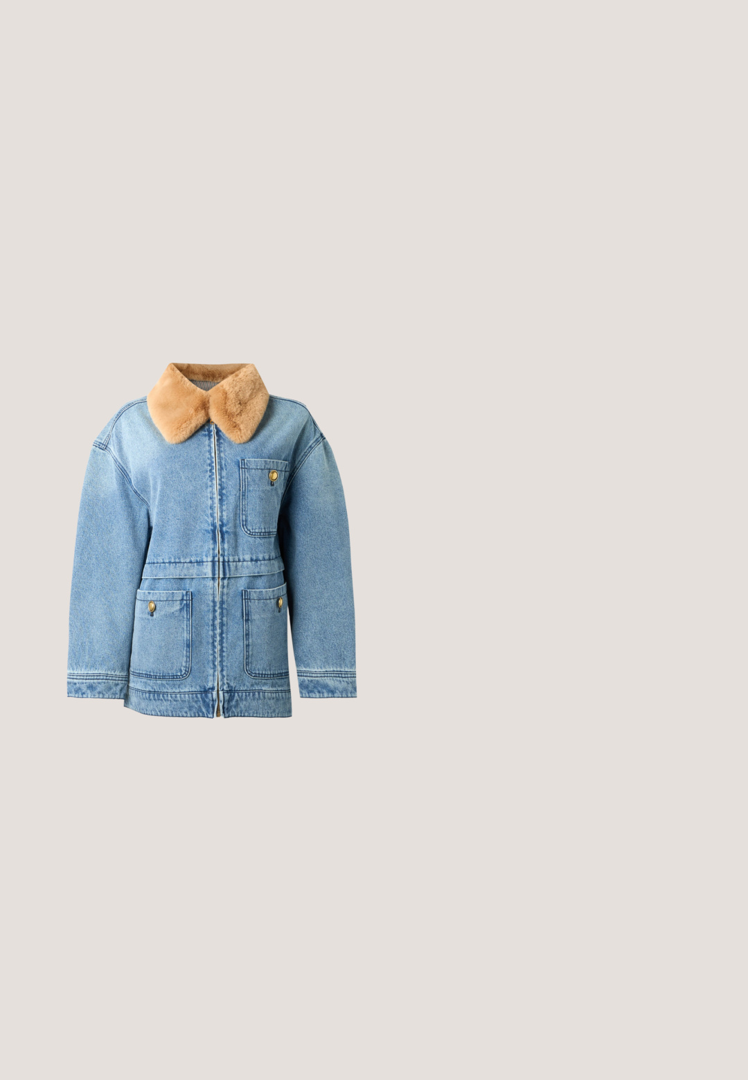 Vaaleansininen farkkutakki, jossa on vaaleanruskea tekoturkiskaulus, etuvetoketju ja kolme läppätaskua nappikiinnityksellä.; Pitkähihainen pyöreäkauluksinen ribbineulepaita vaaleanharmaana, istuvalla siluetilla ja saumattomilla hartioilla.; Vaaleansiniset, levenevät farkut denimitassa, joissa on napillinen vyötärö, viisi taskua ja klassinen ommeltu muotoilu.; Musta nahkainen nauhallinen kenkä, jossa koristeelliset hapsut ja metalliset niitit, sijoitettuna beigeille matolle lähellä ruskeaa huonekalua.; Ruskea nahkainen olkalaukku, jossa kullanväriset soljet, säädettävät hihnat, etutaskun läppä sekä koristeelliset avain- ja nimikemerkit.; Kultaiset rengaskorvakorut, joissa on sydämenmuotoiset riipukset. Jokaisessa sydämessä on teksturoitu pinta ja keskellä musta gemstone-valonsidontalasilla.