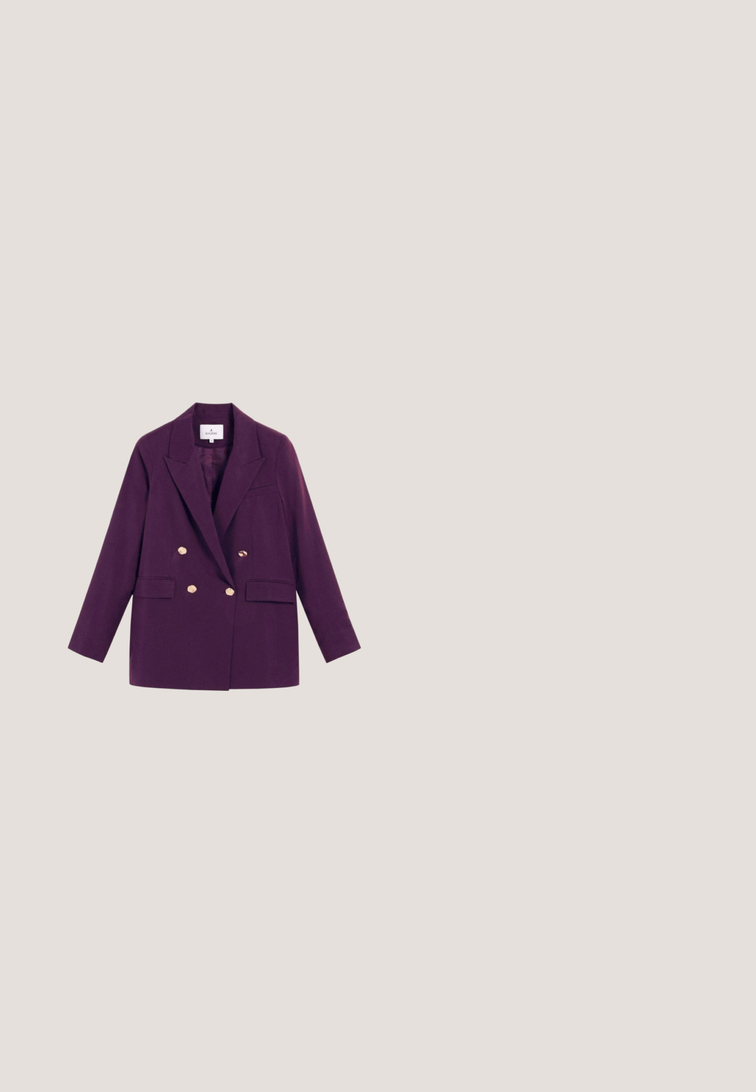Blazer croisé en tissu violet profond. Dispose de boutons dorés, de revers notched et de deux poches avant. Design classique et ajusté.; Tissu bordeaux à la texture lisse, avec une accent doré de forme irrégulière. Un design froncé au centre attire l'attention sur le détail.; Pantalons larges en tissu bordeaux profond avec une texture lisse, dotés de plis avant et d'une ceinture noire avec une boucle en or rectangulaire.; Chaussures slingback en suède bourgogne avec un bout pointu, un talon bas et une bride de cheville argentée scintillante pour plus de détails.; Sac en fausse fourrure de couleur bourgogne profond, de forme rectangulaire avec une texture douce et moelleuse. Pas de matériel ou d'accents visibles. Surface lisse.; Boucles d'oreilles pendantes avec perles rondes violet foncé, ovales texturées, dorées et irrégulières brun foncé ressemblant à des pierres, empilées verticalement.