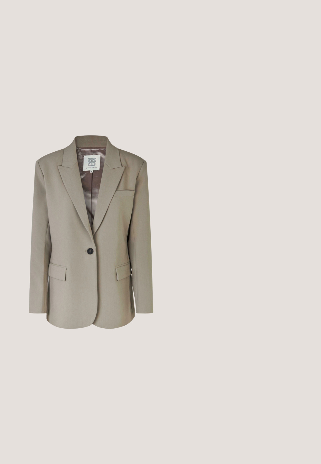 Beige blazer med nedskåret revers, enkel knaplukning, to frontlommer og en glat satinforing. Skræddersyet pasform med strukturerede skuldre.; Hvid ribbet tanktop med rektangulær udskæring og brede skulderstropper. Stofmaterialet har en tekstureret, strækbar overflade.; Lyseblå denimjeans med lige ben, forlommer, bæltestropper samt knap- og lynlåslukning.; Copenhagen Studios CPH72 - Sneakers - white; Beige rektangulær skuldertaske i læder med justerbar rem og guldfarvet hardware, placeret mod en ens hvid baggrund.; Guldøreringe med en glat, rundet design. Har en lille hængselåbning, letvægtigt udseende og en poleret overflade.