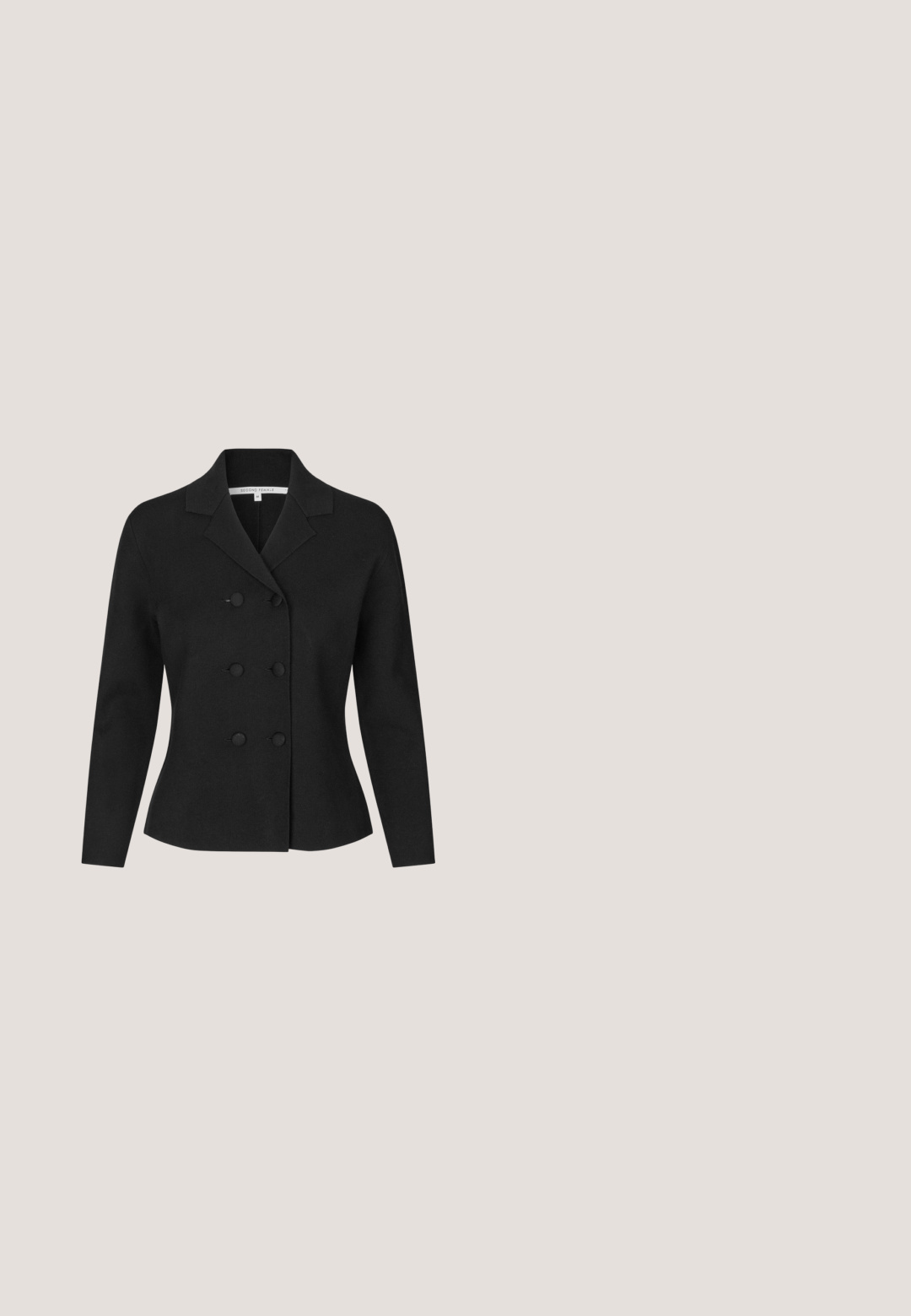 Blazer noir croisé avec six boutons recouverts de tissu, taille cintrée, col à revers cranté et manches longues.; Haut sans manches crème avec broderie florale, présentant un col rond et un dos en œillet. Tissu transparent avec des détails délicats et une texture.; Jupe crayon noire avec des rayures verticales étroites, dotée de deux poches avant et d'une texture lisse. Le design est ajusté et arrive au genou.; Chaussure Mary Jane en cuir verni noir avec bout rond, bride réglable avec boucle et talon bloc de hauteur moyenne.; COACH Sac à main - black; Boucles d'oreilles anneaux ouverts dorés en forme de cœurs asymétriques avec fermoirs à clapet sur fond blanc.