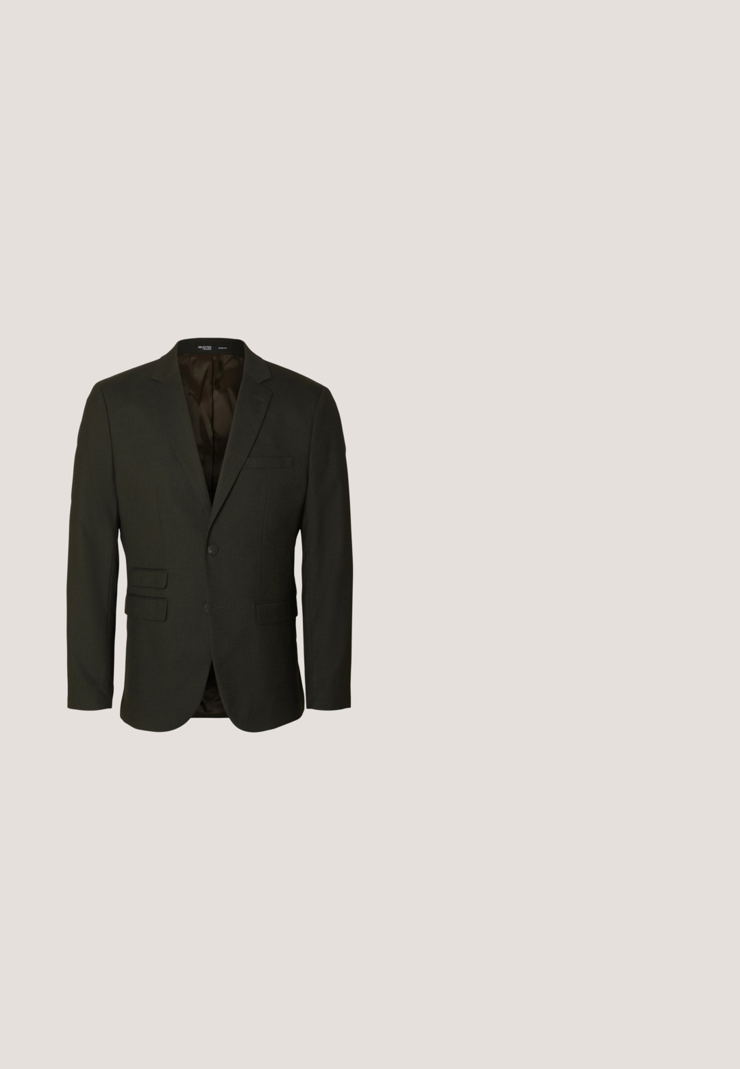 Schwarzer Slim-Fit Herrenblazer mit Notch-Revers, zwei vorderen Pattentaschen, einer Brusttasche und Ein-Knopf-Verschluss.; Weißes Langarmhemd mit Button-Down-Kragen, ausgestattet mit einem strukturierten Stoff und einer Knopfleiste vorne. Taillierte Passform mit geradem Saum.; Schwarze Anzughose mit taillierter Passform, geraden Beinen, Gürtelschlaufen und ohne sichtbare Muster oder Verzierungen. Klassisches Design.; Schwarzer Leder-Slipper mit Quasten-Detail, dicker robuster Sohle und geprägtseitlichem Logo, im Profil vor weißem Hintergrund gezeigt.; Schwarze Fliege mit strukturiertem Oberflächen, verziert mit kleinen weißen Punkten, aufgerollt zu einer kreisförmigen Form zur Aufbewahrung oder Präsentation.; Schwarzer Leder Gürtel mit einer rechteckigen silbernen Schnalle. Die Schnalle hat ein kleines Logo-Detail und eine glatte Oberfläche. Einfaches, klassisches Design.