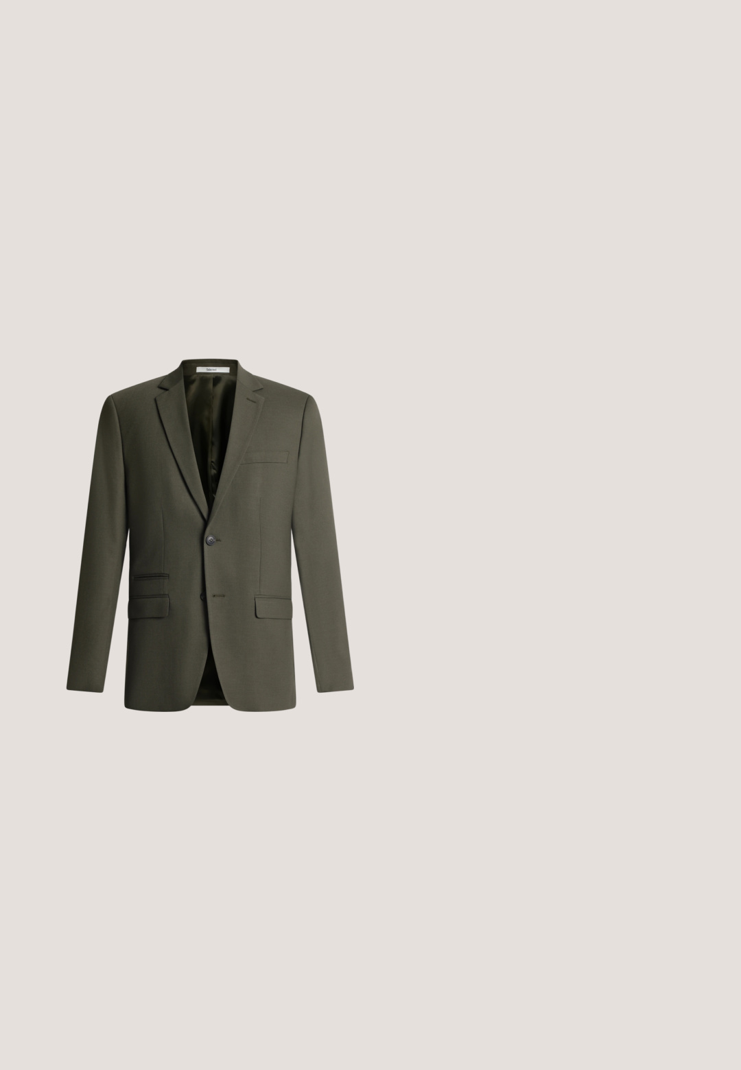 Blazer homme vert foncé à simple boutonnage avec revers crantés, deux poches avant à rabat et une poche poitrine passepoilée, présenté sur fond blanc.; Chemise bleu clair à manches longues, à boutons, avec col boutonné et logo discret sur la poitrine gauche.; Pantalon de costume noir à jambes droites avec passants pour ceinture et fermeture éclair à l'avant, présenté sur un fond blanc uni.; Mocassin en cuir noir avec détail de bride grise, talon bas et semelle texturée, marqué "HUGO" en or sur le côté.; Trousse de toilette Michael Kors en cuir noir texturé avec fermeture éclair en haut et poignée latérale, présentée sur fond blanc.; Ceinture en cuir noir roulée avec une boucle en métal argenté rectangulaire visible sur un fond clair uni.