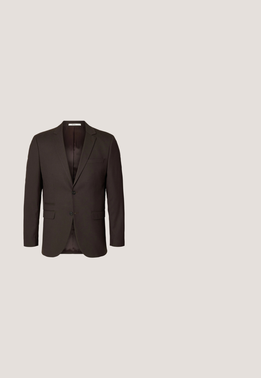 Dunkelbrauner, maßgeschneiderter Herrenblazer mit Revers, zwei Knöpfen, Pattentaschen und Brusttasche, dargestellt vor hellem grauem Hintergrund.; Herrenlangarmweißes Hemd mit Knöpfen vorne und spitzem Kragen, innen mit BOSS-Label am Kragen.; Marineblau gestreifte Hose aus strukturiertem Stoff, mit einem Knopfverschluss, zwei vorderen Falten und einem geraden Schnitt.; Dunkelbrauner, polierter Lederschuh mit Schnürsenkeln schwebt über einem beigen Teppich, in der Nähe eines abgerundeten, bernsteinfarbenen Möbelstücks.; Marineblaue Krawatte mit kleinem weißem geometrischem Muster, flach auf einem neutralen Hintergrund liegend.; Brauner Leder-Gürtel mit strukturiertem Finish, silberner Metallschnalle und schlichten Design. Die Schnalle hat eine rechteckige Form und eine Markenprägung.