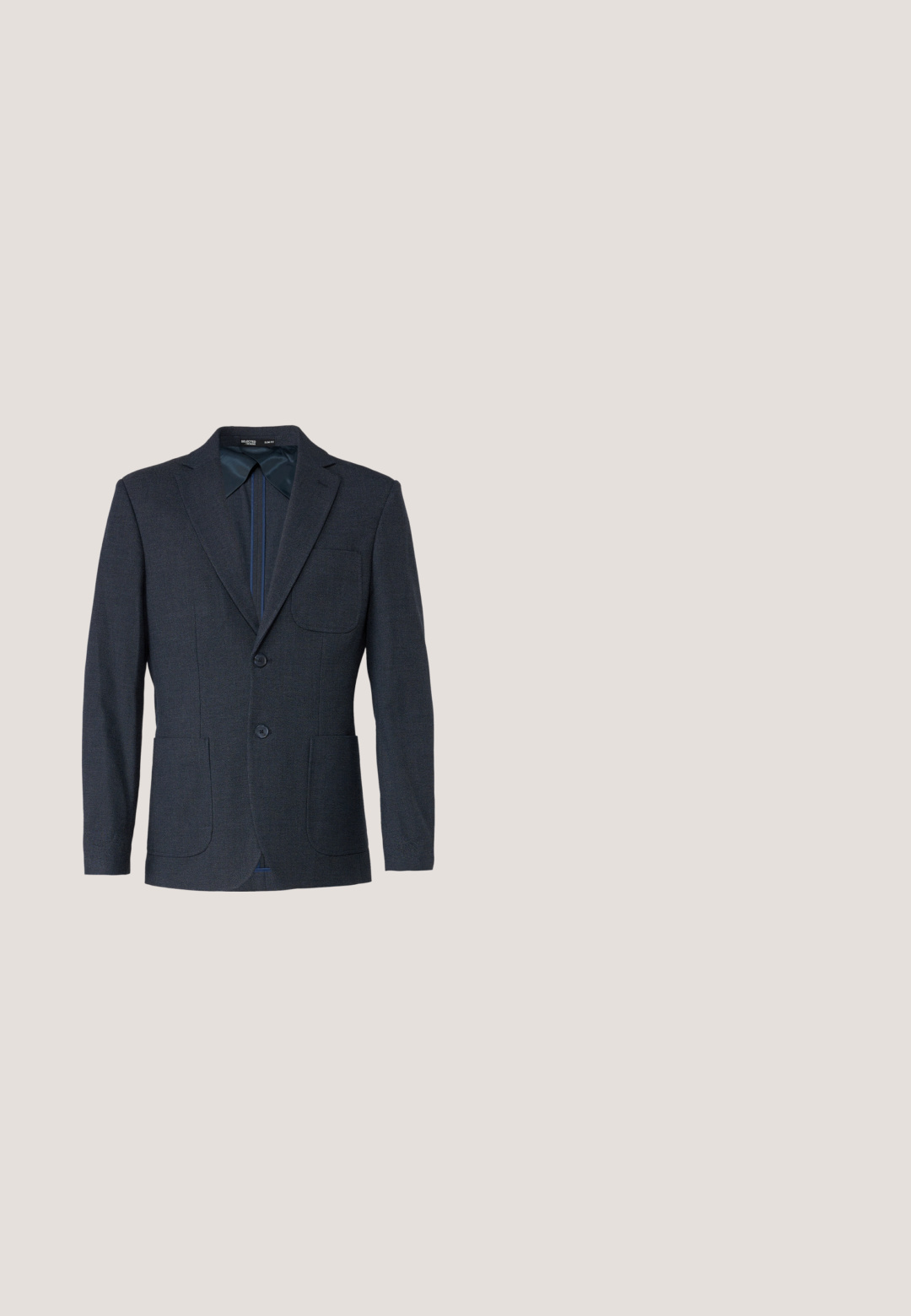 Selected SLHSLIM STRUCTURE - Blejzrové sako - dark blue; Dlhé rukávy košele na gombíky v svetlo modrej farbe s malým károvaným vzorom, biele gombíky a kontrastný tmavomodrý golier. Mäkka textúra.; Tmavomodré nohavice vyrobené z textúrovanej látky, vybavené prešitím, zapínaním na gombík a rovnými nohavicami.; Čierna kožená mokasína na strčenie, vznášajúca sa nad béžovým tkaným kobercom s dreveným konferenčným stolíkom a knihami v pozadí.; Čierna kompaktna crossbody kabelka z textúrovanej kože s predným šitím a logom "Calvin Klein", s nastaviteľným ramenným popruhom.; Čierny kožený opasok s hladkým povrchom, striebornou obdĺžnikovou sponou a slučkou na konci. Má úhľadné prešitie pozdĺž okrajov.