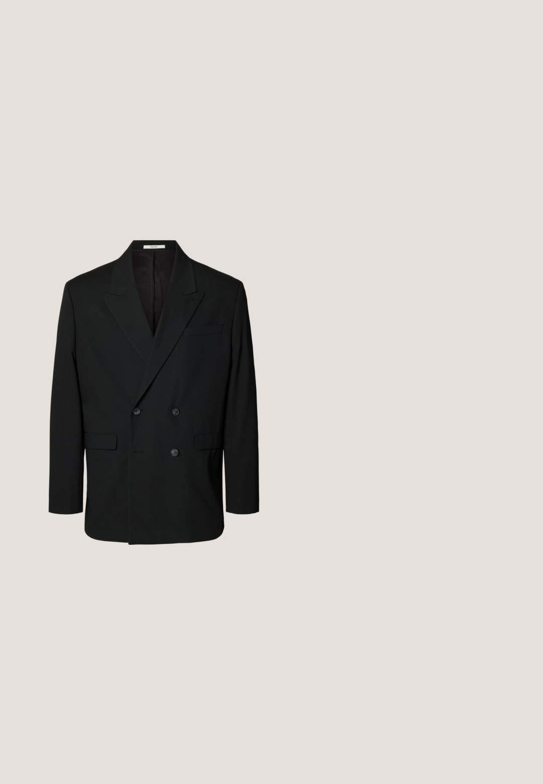 Sort dobbeltradet blazer med notch revers, fire knapper foran, to klaplommer og en brystlomme på ensfarvet baggrund.; Sort button-up skjorte med blå lodrette striber, lange ærmer, krave og en brystlomme. Glat stof, afslappet pasform, standard knapper.; Sorte, skræddersyede bukser med lige ben, glat stof, pressefolder foran og en enkelt knaplukning i taljen.; Sort læderloafer med kvaster, tyk gummisål og lav hæl, vist i sideprofil på en ensfarvet baggrund.; Bordeaux butterflyknude med justerbar rem og matchende lommetørklæde. Begge dele er lavet af glat stof i en ensfarvet farve.; Sort læderbælte med en sølvfarvet rektangulær spænde, der har en glat tekstur og kontrasterende lyse syninger langs kanterne.