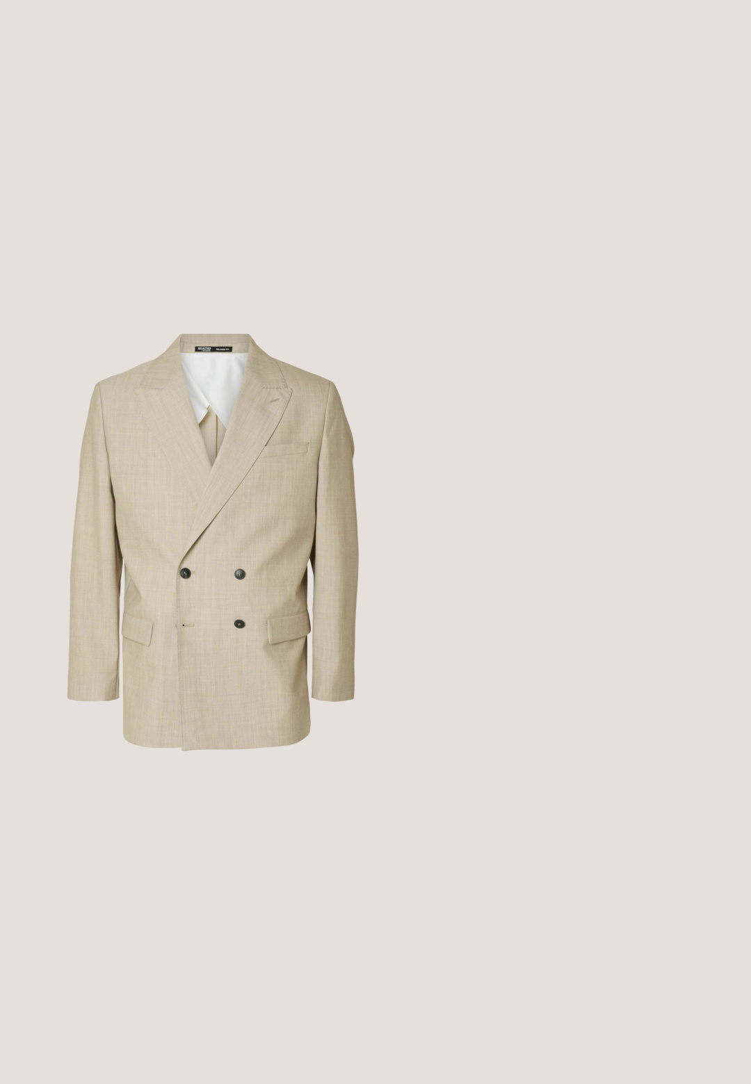 Blazer beige à double boutonnage en tissu texturé, avec des revers en notch, deux boutons noirs et des poches latérales pour une coupe décontractée.; Gilet sans manches en maille torsadée blanche avec des rayures bleues et noires, logo de Wimbledon et broderie Ralph Lauren.; Chemise blanche à manches longues avec boutonnière, col et petit logo brodé sur le côté gauche de la poitrine, posée à plat sur un fond uni.; Pantalon chino beige pour homme avec poches latérales, fermeture par boutons, passants de ceinture et ourlets retroussés sur fond blanc.; Mocassin penny en cuir marron foncé avec des détails de couture et un petit talon empilé, présenté de profil sur un fond uni.; Écharpe bleu marine avec des rayures horizontales blanches et bleu clair, avec une petite étiquette "Polo by Ralph Lauren" dans un coin.