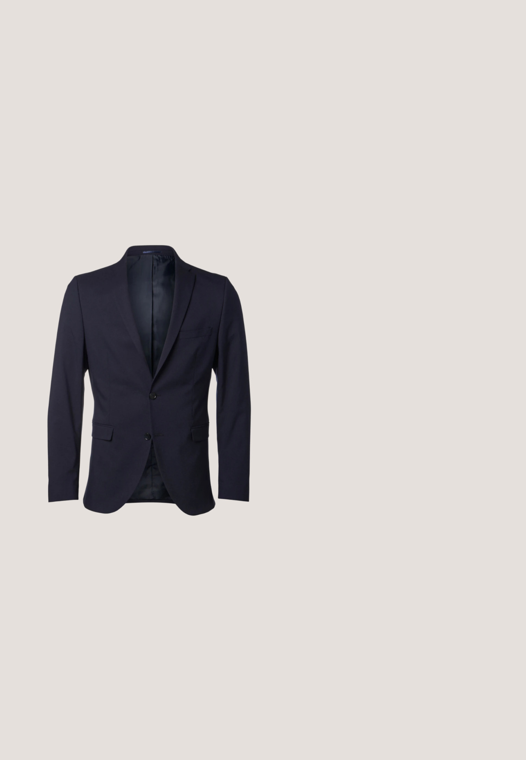 Blazer azul marino hecho de tejido sólido, con cierre de un solo botón, solapas de pico y un bolsillo en el pecho. Forro interior suave.; Suéter de punto crema con texturas de trenzado y diamante, cuello y puños acanalados, presenta mangas largas y un corte relajado.; Camisa de manga larga azul clara, confeccionada en una tela suave, que presenta un cuello abotonado y un solo bolsillo en el pecho.; Chinos caqui con una textura de tela suave, diseño de pierna recta, bolsillos frontales y cierre de botón. Cintura estructurada con trabillas para cinturón.; Mocasines de cuero marrón con una textura suave, decorados con borlas y un detalle de costura elevada, sobre un fondo minimalista.; Cinturón de cuero marrón con una textura suave, hebilla de metal plateado y un aro de sujeción. Presenta un diseño sólido sin patrones ni acentos.