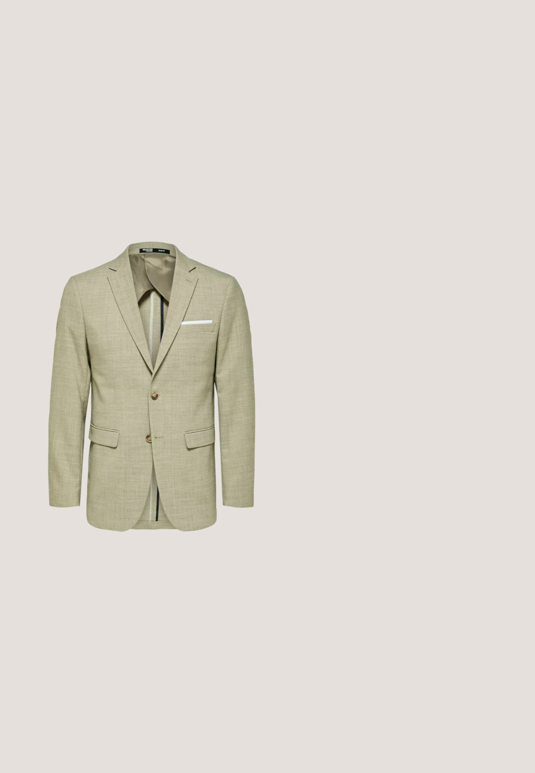 Blazer beige clair avec un tissu texturé, deux poches avant, deux boutons et un mouchoir de poche blanc. Design slim fit avec une doublure contrastante.; Chemise en lin beige clair avec un col boutonné, des manches longues et une coupe droite. Présente un boutonnage sur le devant et une texture subtile.; Chinos kaki en mélange de coton, avec une coupe droite, une taille standard avec fermeture à bouton et des poches latérales.; Mocassin en daim marron avec semelle en jute tressé et détail de lanière penny, conçu pour une tenue décontractée.; Cravate beige fine avec des motifs floraux bleus et verts et un texte manuscrit sur un fond clair.; Ceinture tissée beige clair avec un motif texturé, complétée par des accents en cuir marron foncé et une boucle en métal argenté.