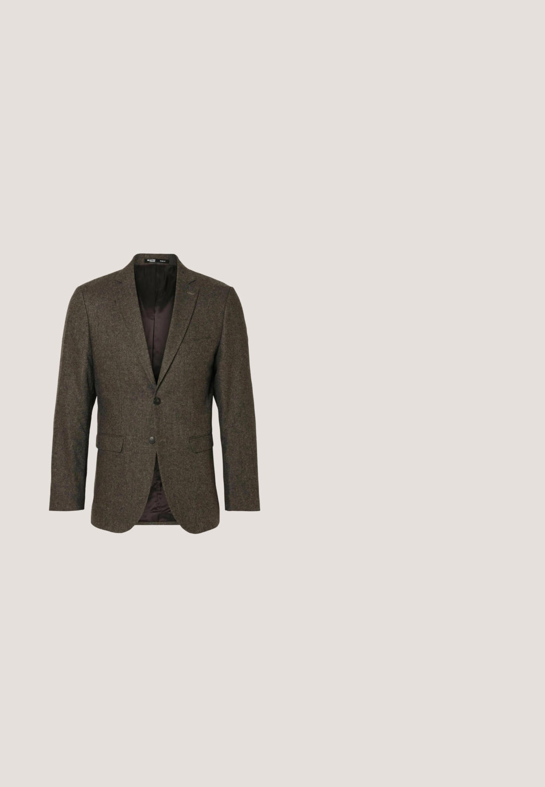 Selected Anzugsakko - brownie; Beige gestrickte Strickjacke mit V-Ausschnitt, ausgestattet mit einer durchgehenden Knopfleiste, gerippten Bündchen und Saum, aus einem strukturierten Wollmischmaterial.; Beiges Langarmhemd mit Knopfleiste, einer Brusttasche vorne und klassischem Kragen, flach auf weißem Hintergrund dargestellt.; Beige maßgeschneiderte Hose mit vorderen Falten, Gürtelschlaufen, Knopfverschluss und geradem Bein.; Braune Wildleder-Oxfordschuhe mit Flügelspitze, runder Zehenpartie und brauner Ledersohle. Verfügt über durchbrochene Akzente entlang des Schafts.; Braune Leder-Umhängetasche mit Klappdeckel, zwei Schnallenriemen und verstellbarem Schultergurt auf weißem Hintergrund.