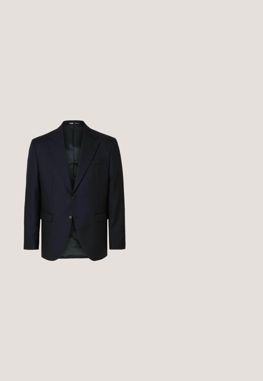 Blazer marine fabriqué en laine, avec une fermeture à deux boutons, des revers crantés, des poches à rabat et une doublure intérieure lisse.; Pull tricoté gris clair avec un motif torsadé épais, manches longues, poignets côtelés et encolure ronde.; Chemise à manches longues bleu clair avec col button-down, poche avant et logo brodé. Fabriquée en tissu de coton texturé.; Pantalon en coton beige avec une coupe droite, doté de poches avant, d'une fermeture éclair et d'un bouton unique. Texture lisse, sans motifs.; Mocassin penny en cuir marron foncé avec des détails de couture et un petit talon empilé, présenté de profil sur un fond uni.; Ceinture en cuir marron avec une boucle en métal argenté brillant, présentant une texture lisse et un accent superposé près de la boucle.
