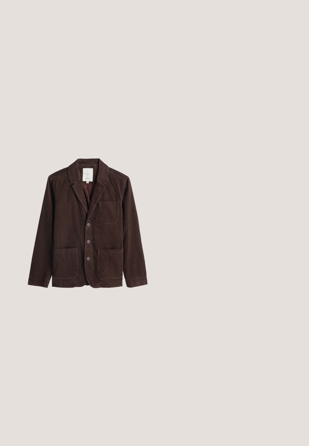 Donkerbruine corduroy herenblazer met drie knopen aan de voorkant, notch revers en drie opgestikte zakken op een witte achtergrond.; Lichtgroen poloshirt met korte mouwen, een kraag en een V-hals, plat neergelegd op een witte achtergrond.; Beige katoenen shorts met een rechte snit, voorkeursplooien en een enkele knoopsluiting. Beschikt over een subtiele logo aan de linksonderzijde.; Bruine leren Chelsea-boot met zwarte elastische zijpanelen, ronde neus en een getextureerde rubberen zool voor grip. Gladde afwerking en minimalistisch ontwerp.; Randloze rechthoekige Montblanc-bril met dunne zwarte pootjes en transparante neussteuntjes op een witte ondergrond.; Donkerblauwe stoffen messengertas met twee voorzakken met rits, bruine verstelbare schouderriem en twee leren draaghandvatten.