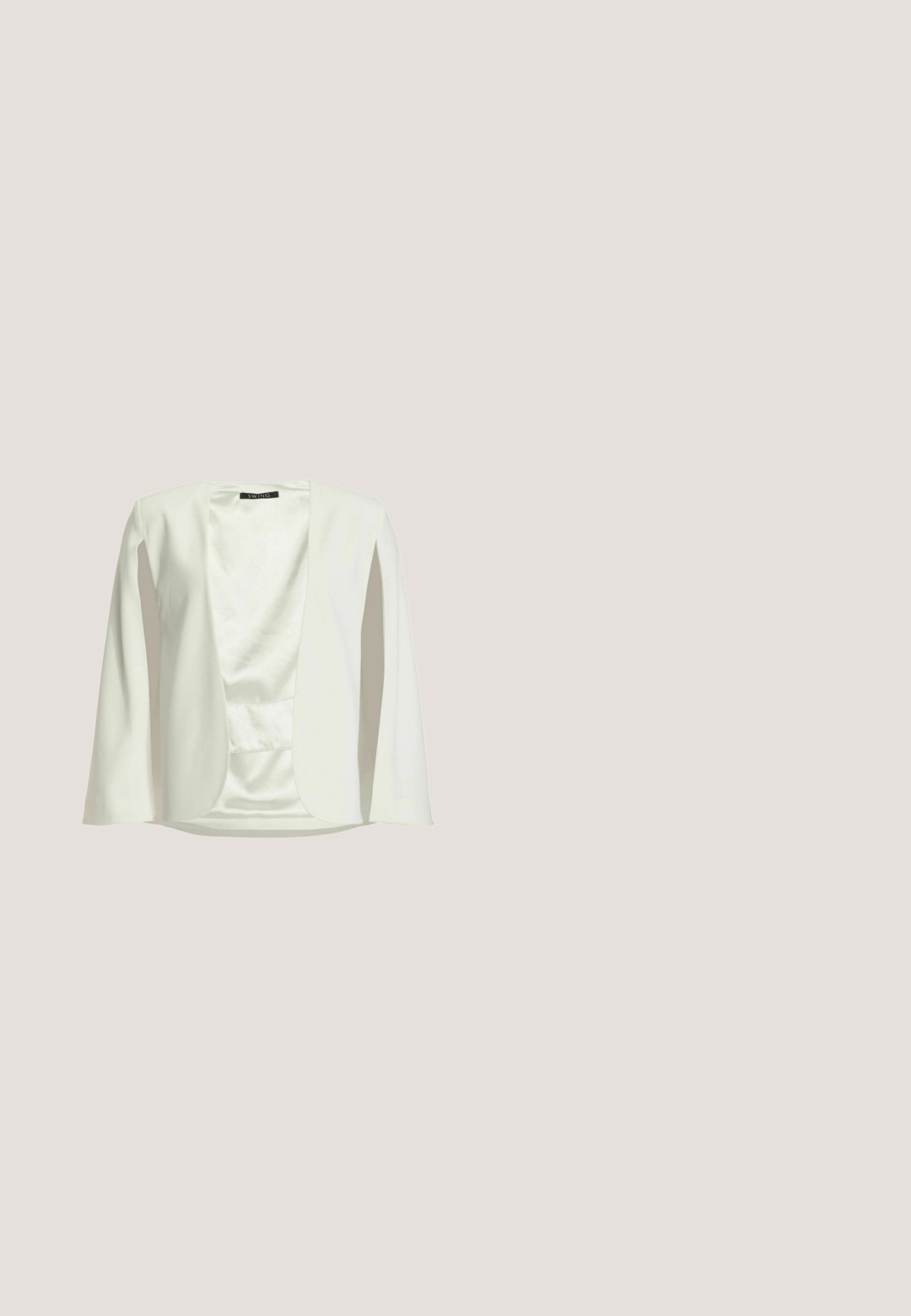 Hvid åben-front blazer med lange ærmer og glat satinlignende foring, mærket "SWING" inde i kraven.; Lang hvid kjole med V-udskæring, tætsiddende skørt og flydende nederdel. Har lange gennemsigtige ærmer og lynlås bagpå. Glat tekstur.; Hvid sko med mellemhøj hæl og ankelrem, spids tå dekoreret med pailletter og perler, vist i sideprofil på ensfarvet baggrund.; Hvide oversized solbriller med firkantet stel og gradientlinser. Har strukturerede sideaccenter og en glat, blank overflade.; Rektangulær sølvclutch lavet af struktureret metallisk stof, med en klipslukning og et aftageligt kædetræk til at bære.; Sølvrunde ørehængere i skaldform med strukturerede riller og glatte kurver, der har en klar bagside for sikker bæring.