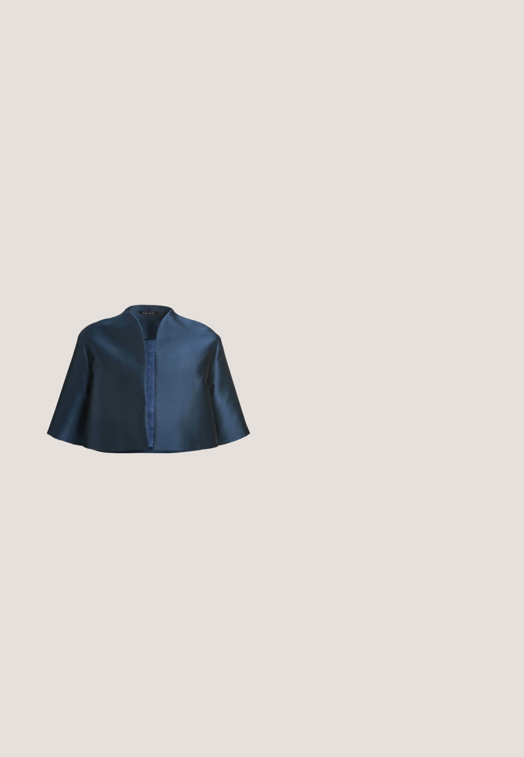 Veste boléro courte en satin bleu marine avec devant ouvert et larges manches trois-quarts, étiquetée "SWING" à l'intérieur du col.; Robe midi bleu marine avec manches courtes bouffantes, col rond et fermeture à bouton en forme de clé dans le dos.; Escarpin en cuir beige à talon haut avec un bout pointu et un détail découpé sur le côté, possédant un talon stiletto fin pour le soutien.; Lunettes de soleil œil de chat en écaille de tortue avec verres bruns, branches fines, et logo « McQueen » sur les branches, présentées sur un fond blanc.; Pochette en maille dorée avec un rabat triangulaire, une bandoulière en chaîne et une finition lisse. Forme rectangulaire compacte avec un léger éclat.; Boucles d'oreilles en forme d'étoile en ton or, ornées d'une pierre centrale claire entourée de petits cristaux et de perles, avec des accents pointus rappelant une étoile.