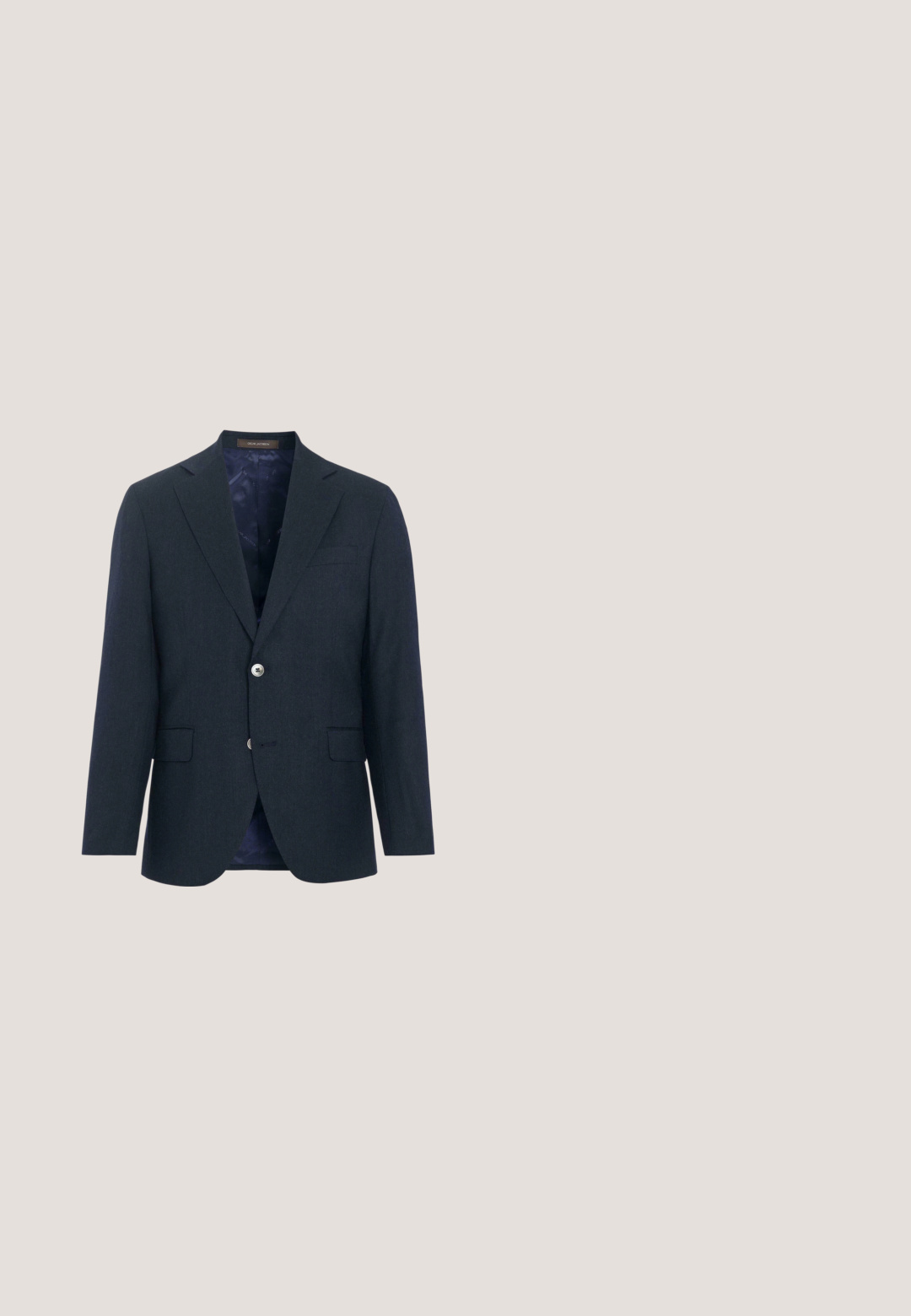Dunkel marineblauer Herrenblazer mit Revers mit Kerbe, zwei vorderen Klappentaschen, Brustleistentasche und Zweiknopfverschluss, innen gefüttert.; Weißer ärmelloser Pullover mit Zopfmuster, blauen und schwarzen Streifen, Wimbledon-Logo und Ralph Lauren Stickerei.; Weißes Hemd mit langen Ärmeln, Knopfleiste und Kragen, mit kleinem dunklem Logo auf der linken Brust, flach auf einem hellen Hintergrund liegend.; Beige Baumwollhosen mit geradem Bein, ausgestattet mit Vordertaschen, Reißverschluss und einem einzelnen Knopfverschluss. Glatte Textur, ohne Muster.; Brauner Lederloafer mit glatter Oberfläche, ausgestattet mit einem dekorativen Riemen und Ziernähten. Niedriger Absatz und abgerundete Zehenform.; Marineblauer Schal mit weißen und hellblauen horizontalen Streifen, mit einem kleinen "Polo by Ralph Lauren" Etikett an einer Ecke.
