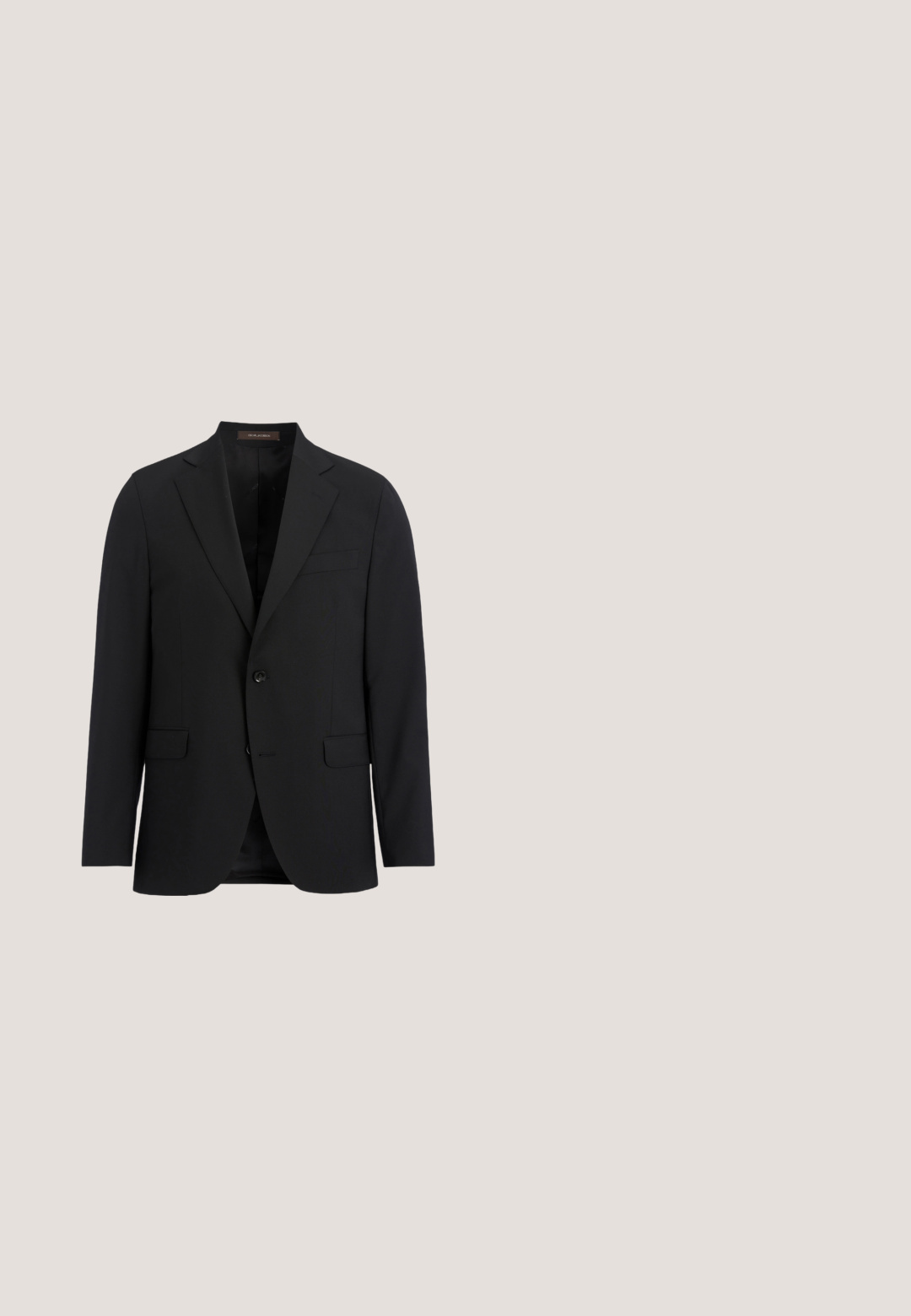 Sort blazer lavet af glat stof, med spidse klapper, enkelt knaplukning og to foran lommer. Indvendigt er den fuldt foret.; BOSS JOE KENT - Skjorter - white; Sorte bukser med slim fit, lavet af glat stof. Har flad front, bæltestropper og skarpe folder langs benene. Ingen synlige lommer.; Sort lædersko med en glat finish, spids tå og seks snørehuller. Har diskrete syninger og en lav hæl. Rød detalje på sålen.; Sølvfarvet butterfly med diamantmønster, med tekstureret overflade og subtile prikdetaljer. Smal form med spids spids.; Sort tekstureret læderbælte med en glat sølv rektangulær spænde og to synlige justeringshuller.