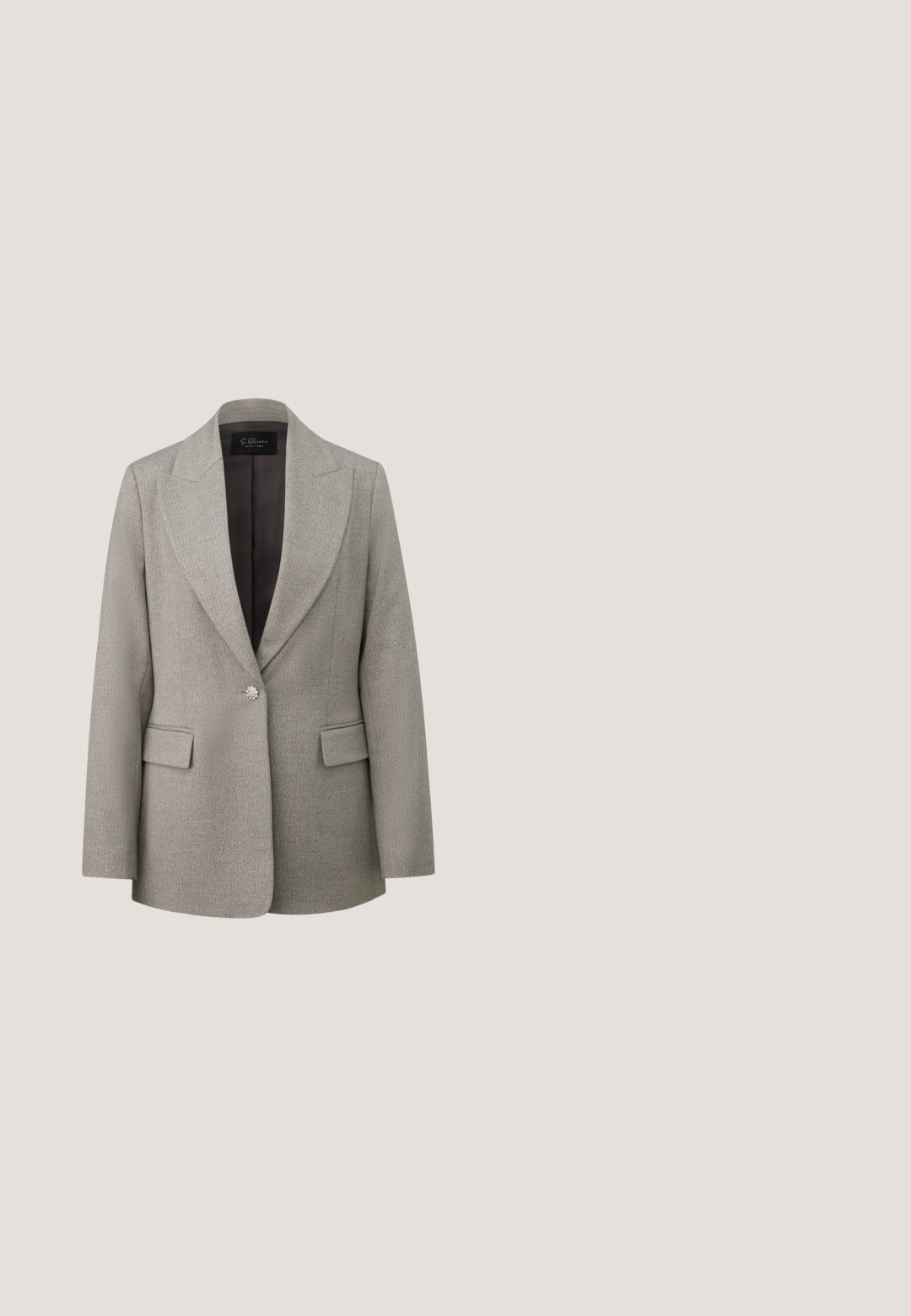 Lichtgrijze op maat gemaakte blazer met brede revers, enkele decoratieve knoop, klepzakken en donkere voering.; Lila gebreide pullover met korte mouwen en een V-hals, met bruine en crème diamanten patronen en een klein logo op de linkerborst.; Maxi rok in crème met roze bloemenpatronen. Heeft een geplooide tailleband en een vloeiend ontwerp. Gemaakt van lichtgewicht stof.; Donkerbruine leren loafer met een dikke zwarte zool en een uitgesneden band over de bovenkant, zijaanzicht op een witte achtergrond.; Kleine crossbodytas met meerkleurige leren patchwork, gevlochten donkerbruine band en kleurrijke leren franjes aan de zijkanten en onderkant.; Bruine leren riem met zilveren gesp en metalen studs langs de randen, plat gelegd op een lichte achtergrond.
