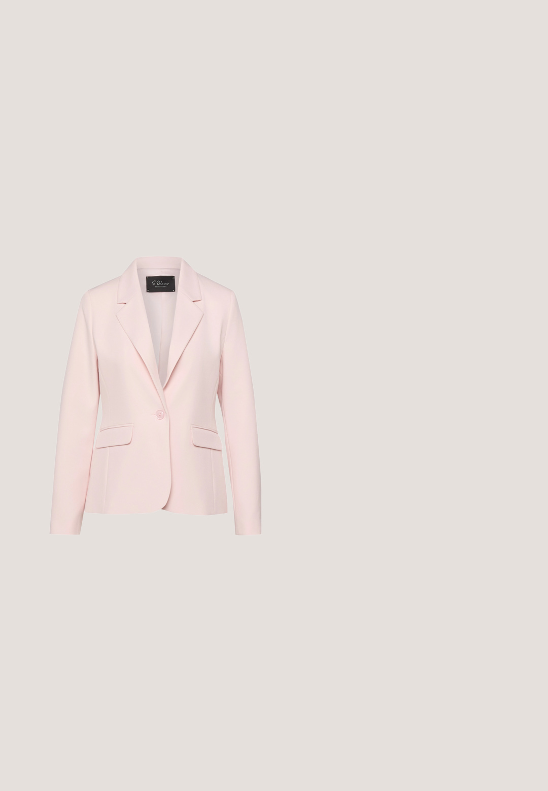 Veste rose clair pour femme avec manches longues, col à revers cranté, fermeture à un bouton et poches à rabat à l'avant.; Blouse florale en tissu rose pâle ornée de motifs de fleurs vertes et violettes, avec un col et des manches longues bouffantes.; Pantalon large vert clair avec plis, poches latérales, passants de ceinture et fermeture éclair dissimulée à l'avant.; Mocassin rose pâle brillant avec une semelle texturée beige et une bride assortie sur le dessus, présenté en profil latéral sur un fond clair.; Rue de la ville avec taxi, panneau sens unique, vitrine, feu tricolore, grand arbre et diverses fleurs aux tons verts, bleus et beiges atténués.; Pochette en cuir bleu clair avec fermoir rectangulaire doré et sangle de poignet amovible sur fond blanc.