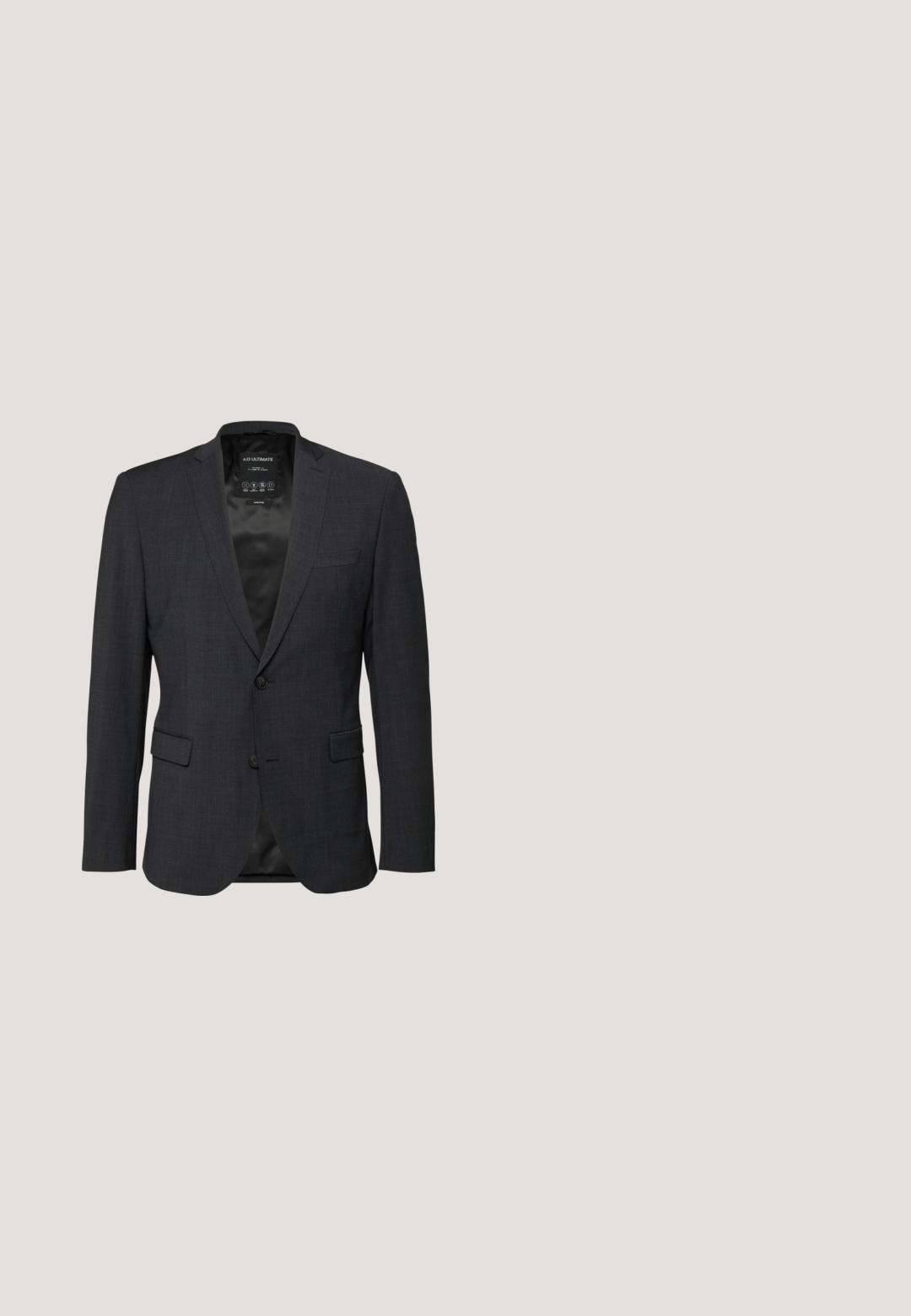 Blazer pour homme gris foncé avec revers crantés, fermeture à deux boutons, poches à rabat et doublure intérieure noire lisse.; Chemise blanche à manches longues avec boutonnage devant et col classique, présentée sur un fond blanc uni.; Pantalons tailleur vert foncé avec une texture lisse, design ajusté et fermeture par un seul bouton. Comprend des plis à l'avant et des passants de ceinture.; Chaussure habillée en cuir noir avec une finition lisse, un talon bas, un bout rond et six œillets pour les lacets. Design minimaliste.; Cravate en soie teal de forme étroite avec une texture diagonale, dotée d'une pointe. Couleur uniforme avec un subtil éclat. Convient pour des tenues formelles.; Ceinture en cuir noir roulée avec une boucle rectangulaire argentée brillante et un petit logo rectangulaire sur le côté de la boucle.