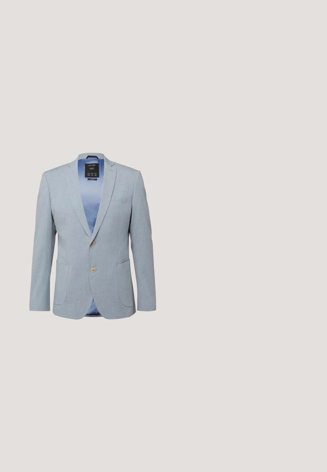 Hellblauer Herrenblazer mit zwei beigen Knöpfen, Umschlagkragen, zwei Fronttaschen, Brusttasche und blauer Innenfutter.; Hellblaues Herrenhemd mit langen Ärmeln, Knopfleiste vorne und spitzem Kragen mit dunklem Innenfutter und feinem Muster.; Schwarze Baumwollhosen mit geradem Schnitt, ausgestattet mit zwei Fronttaschen und einem Gürtel. Der Stoff hat eine glatte Textur und ein mattes Finish.; Dunkelbrauner Herrenschuh aus Leder mit Schnürsenkeln, niedrigem Absatz und glatter Oberfläche, seitlich auf neutralem Hintergrund gezeigt.; Braune Seidenkrawatte mit glatter Textur, schmaler Form und spitzem Ende, vor einem schlichten Hintergrund präsentiert.; Brauner Ledergürtel mit einer silbernen Metallschnalle, der über eine glatte Textur und ein schlichtes Design verfügt. Enthält eine Schlaufe für Anpassung und Befestigung.