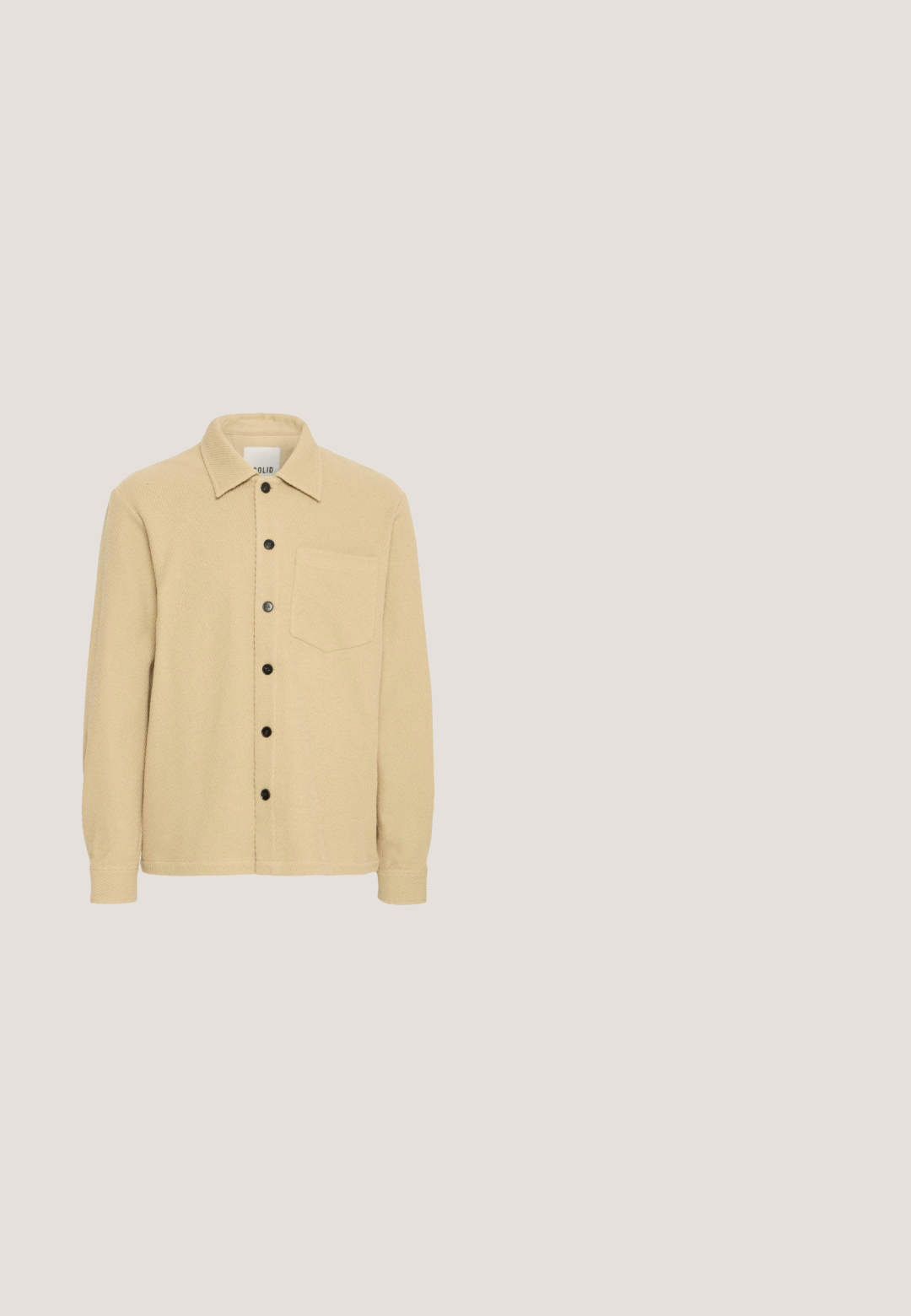Beige Strukturierte Hemdjacke mit Kragen, schwarzen Knöpfen auf der Vorderseite und einer einzelnen Brusttasche. Verfügt über ein schlichtes Design.; Oranger Pullover mit langen Ärmeln, Rundhalsausschnitt, gerippten Bündchen und Saum, weicher Textur und einem kleinen Logo auf der Brust. Leichtes Strickgewebe.; Senfgelbes Langarmhemd mit Stehkragen und vorderer Knopfleiste, aus strukturiertem Stoff gefertigt.; Beige Shorts aus leichtem Stoff mit Knopfverschluss, zwei Vordertaschen und einfacher Nahtführung, im geraden Schnitt.; Braune Wildleder-Sneaker mit weißen Akzenten, flachen Schnürsenkeln und einer Gummisohle. Verfügt über eine runde Zehenpartie und gestickte Details im oberen Bereich.; Gürtel aus gewebtem Stoff in Braun-, Beige- und Blautönen, mit einer rechteckigen silberfarbenen Metallschnalle und einem strukturierten braunen Lederakzent.