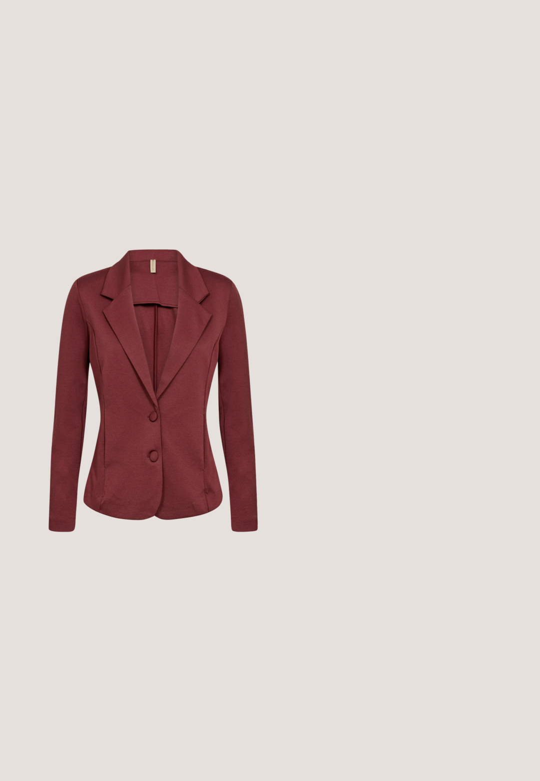 Bordeaux rød blazer til kvinder med lange ærmer, notch krave, to forreste knapper og en tætsiddende silhuet.; Langærmet satinbluse i mørk bordeaux med rund halsudskæring og elastiske manchetter på ærmerne.; Burgunderrøde faux læder leggings med elastisk talje, slim-fit design, glat tekstur og ankellang længde.; Sort ruskind højhælet sko med spids tå og ankelrem. Har en guldbælte og en slank, tilspidset hæl.; Dybt rød ruskindshåndtaske med to håndtag, metal Guess-logo og en lille matchende tagsmykke på det ene håndtag.; Guld ørestikker med firkantede dybt pink ædelsten i fatninger, vist fra for- og sidevinkler på en hvid baggrund.