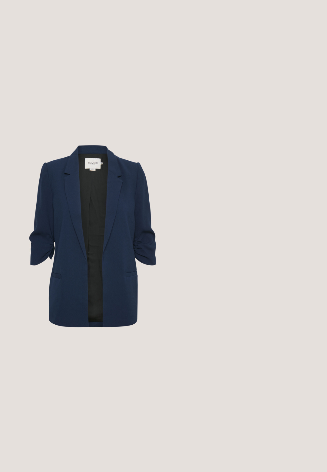 Marineblå dameblazer med rynkede 3/4-ærmer, åben front, hakkede reverser og to forlommer med slidser.; Teal kortærmet t-shirt med rund halsudskæring, lavet af blødt stof, med en afslappet pasform og en glat tekstur.; Mørkeblå, vide bukser lavet af blødt, strækbart stof. Har en elastisk talje og sidelommer for bekvemmelighed.; Marineblå ruskindssneaker med lyseblå accenter, gummisål og hvid syning på siden mod en ensfarvet lys baggrund.; Lyseblå læder skuldertaske med kornet overflade og lynlåslukning, med en enkelt rem og lille metal logo på forsiden.; Guld øreringe i form af ringe med uregelmæssige halvmåneformer fyldt med blank mørkeblå emalje, vist på en hvid baggrund.