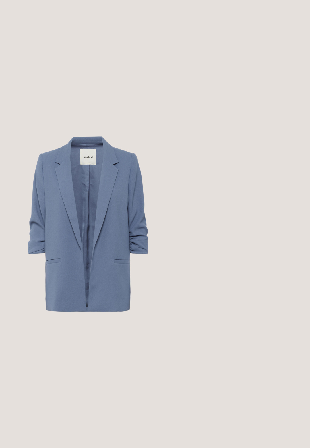Lyseblå blazer med en afslappet pasform, klapkrave og oprullede ærmer. Har en enkelt knap foran og sidelommer. Fremstillet af blødt stof.; Lyseblå ærmeløs tanktop med rund halsudskæring, lavet af glat, elastisk stof, vist på hvid baggrund.; Lysblå bredde bukser lavet af blødt stof, med en elastisk talje og en løs pasform, der strækker sig til midt på læggen.; Lyseblå ruskindssneaker med beige læderstriber, perforerede detaljer, hvid hælkappe og brun gummisål, set fra siden.; Lyseblå læder skuldertaske med kornet overflade og lynlåslukning, med en enkelt rem og lille metal logo på forsiden.; Turkisblå perlekæde med små gyldne mellemrumsperler og en guldkæde-lås, vist på en hvid baggrund.