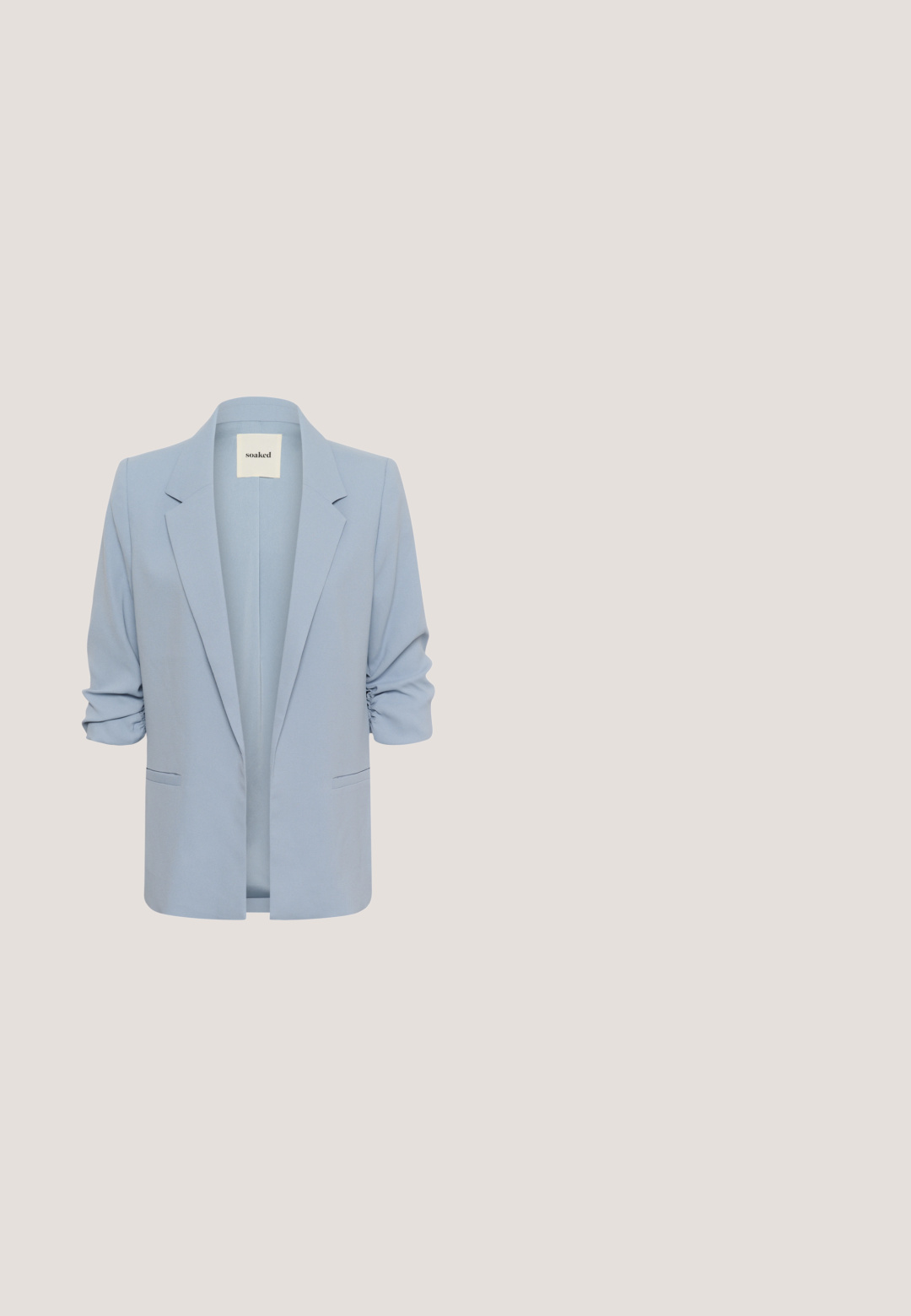 Blazer femme bleu clair avec manches trois-quarts froncées, devant ouvert, revers crantés et deux poches avant.; Haut bleu clair à manches courtes avec un décolleté en V et un détail de découpe au dos. Fabriqué en tissu texturé avec des manches légèrement bouffantes. Coupe régulière.; Pantalon bleu clair en tissu lisse, présentant une coupe droite, des passants de ceinture, et une fermeture éclair frontale avec un bouton.; Chaussure slingback bleu clair avec un bout fermé, un cap blanc, un nœud décoratif et un talon épais. Texture lisse avec des détails en creux.; Sac à main rectangulaire en cuir bleu clair avec fermeture à rabat et fine chaîne dorée sur fond blanc.; Ensemble collier et bracelet ton or avec motifs floraux et feuilles en cristal clair, tous deux avec fermoirs chaîne réglables sur fond blanc.