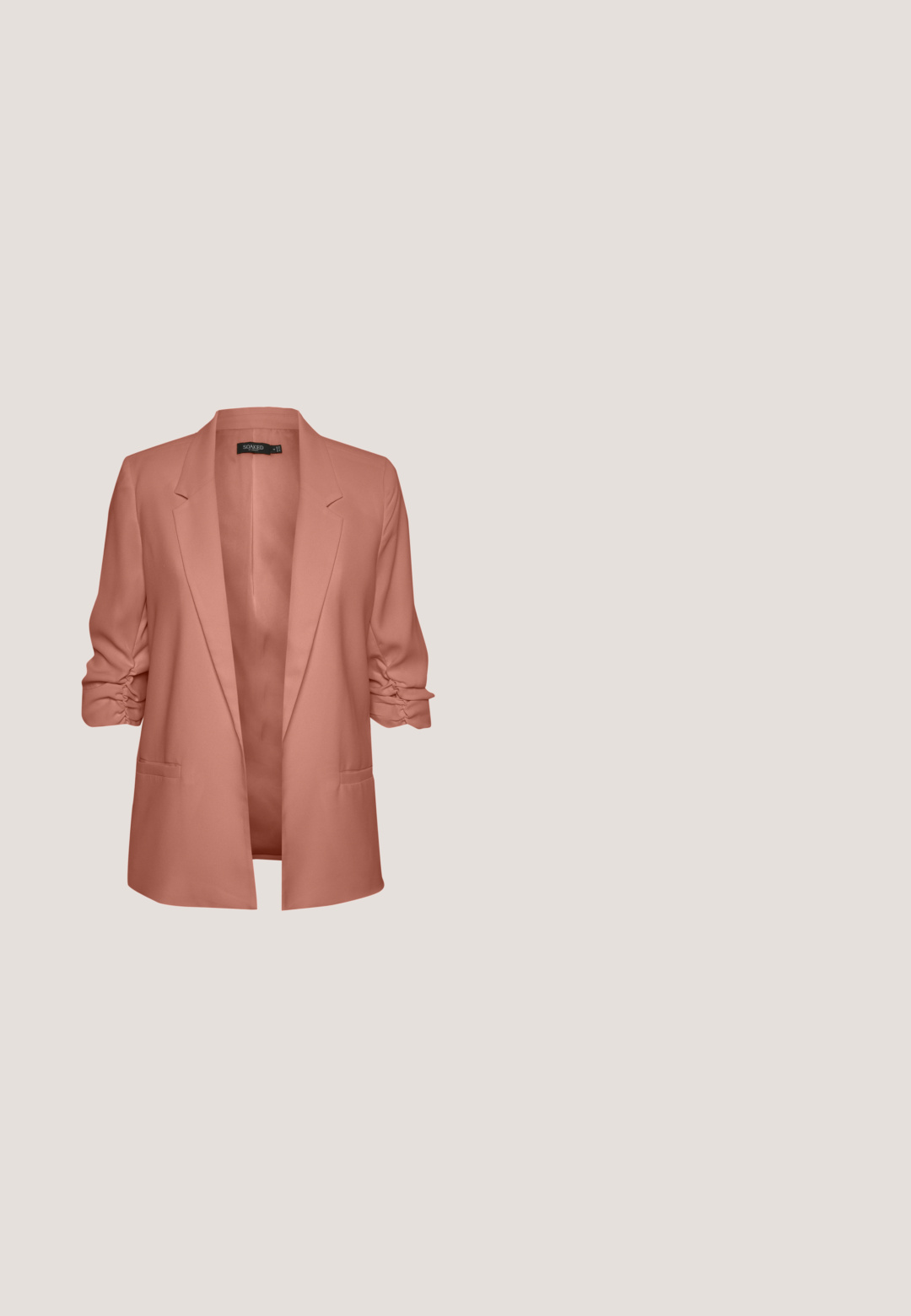 Blazer rose pour femme avec manches trois-quarts froncées et deux poches avant, style ouvert devant par Soaked in Luxury.; Débardeur en maille rose sans manches avec encolure dégagée et ourlet côtelé, présenté sur fond blanc.; Pantalon rose avec une taille élastique arborant un motif floral audacieux dans des nuances de rose et de beige.; Sandale à talon haut corail rose avec fines brides croisées sur les orteils et bride de cheville ajustable avec boucle argentée sur fond blanc.; Boucles d'oreilles à monture dorée avec parties supérieures ovales roses et pendentifs inférieurs ovales en pierre tachetée beige, noire et grise sur un fond clair uni.; Sac bandoulière en cuir rose avec un rabat arrondi et des détails en métal doré. Comprend une sangle et une couture nette autour des bords.