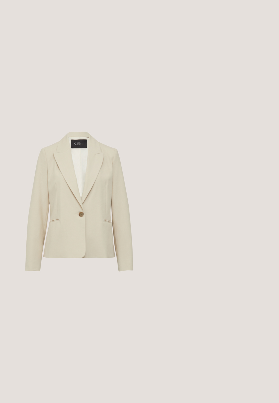 Beige blazer gemaakt van gestructureerde stof, met een reverskraag, enkele knoopsluiting en twee voorkosten. Ideaal voor lagen.; Crèmekleurige blouse met korte mouwen, ronde hals en ritssluiting aan de achterkant, gemaakt van gladde stof, weergegeven op een witte achtergrond.; Beige satijnen midi-rok met een gladde textuur en een uitlopende snit van taille tot zoom, met een A-lijnvorm. Geen zichtbare patronen of accenten.; Beige leren pump met spits toelopende neus, enkelbandje en slanke hak. Soepele textuur met een subtiele glans, met een minimalistisch ontwerp.; Beige leren handtas met dubbele handvatten, afneembare schouderriem en geperst "COCCINELLE"-logo aan de voorkant.; Delicate gouden ketting met verstelbare sluiting, met een enkele witte parel hanger gezet in een kleine gouden kast.