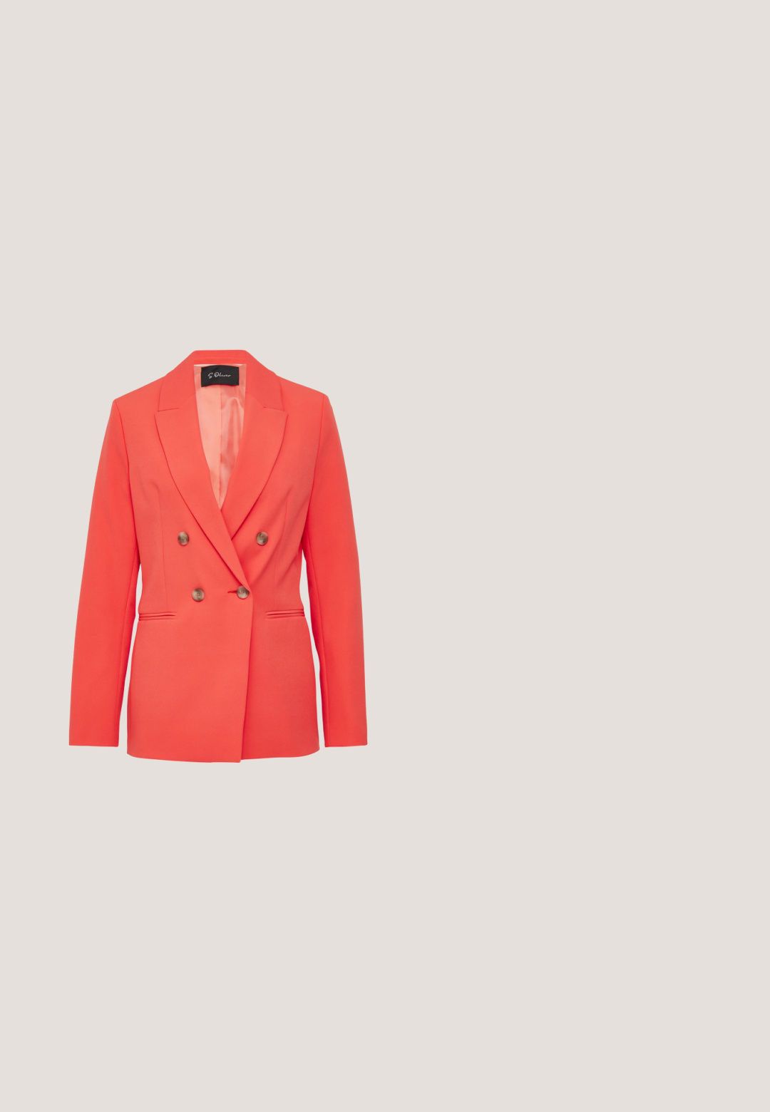 Blazer coral à double boutonnage en tissu lisse. Dispose de revers crantés, de deux poches avant et de boutons décoratifs.; Chemise à manches longues à boutons, ornée d'un motif géométrique avec des rayures rouges, beiges et crème. Fabriquée en tissu léger avec un col classique.; Pantalon rouge taille haute, ajusté, avec plis, passants pour ceinture, poches latérales et coupe jambes droites.; Chaussure slingback en daim rouge à bout pointu avec talon bloc doré et bride à boucle ajustable, vue de profil latéral sur fond blanc.; Sac bandoulière en cuir rouge avec une surface texturée, rabat avant et accents en métal doré. Doté d'une sangle réglable et d'une fermeture simple par sangle.; Boucles d'oreilles dorées avec des disques circulaires texturés et des accents en forme de goutte rouge, dotées d'un attachement à crochet et d'une subtilité dimensionnelle.