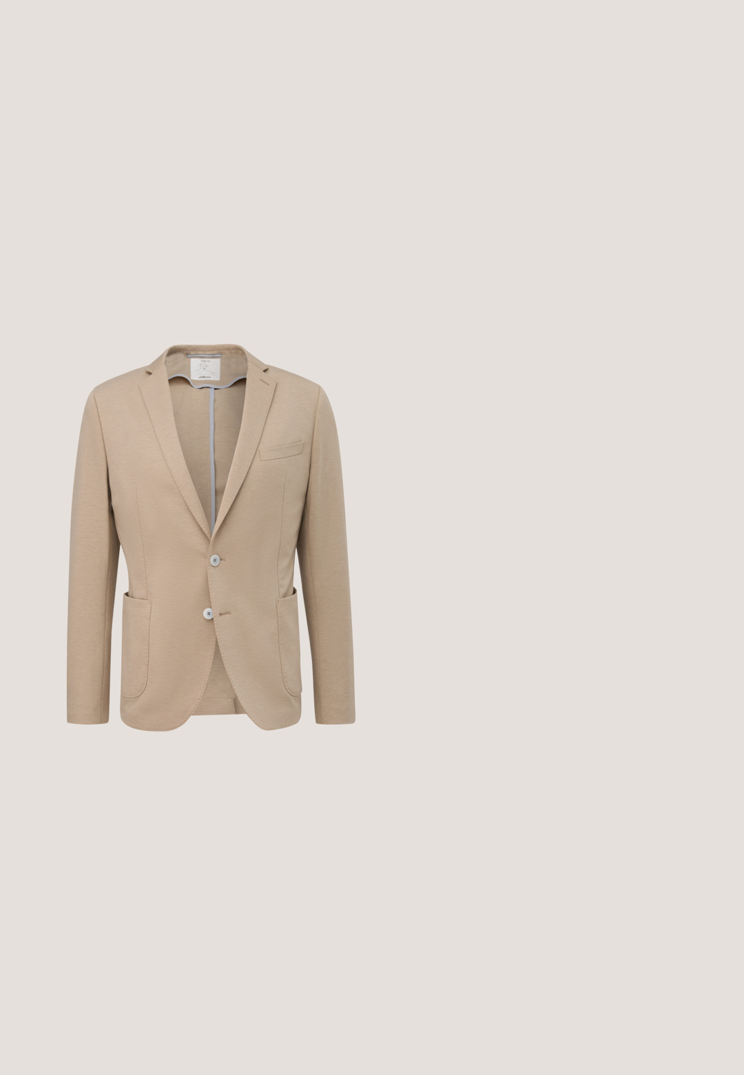 Blazer beige hecho de tejido suave, con solapa muesca, dos botones, dos bolsillos frontales y un bolsillo en el pecho; textura suave.; Camisa beige con cuello, de mangas largas, con botones en la parte delantera y una textura suave. Presenta un ligero brillo, puños estándar y sin patrones.; Pantalones grises claros a medida hechos de tela texturizada, con un solo bolsillo trasero y costuras limpias.; Zapato de vestir de cuero marrón con punta afilada, diseño de cordones y costuras decorativas en el lateral. Suela plana de goma negra.; Conjunto de pajarita y pañuelo de bolsillo de satén marrón. La pajarita presenta una forma clásica; el pañuelo de bolsillo es una pieza plana y doblada con una textura suave.; Cinturón de cuero marrón con una textura suave, que presenta una hebilla de metal plateado y un diseño minimalista. El cinturón tiene un extremo redondeado y costuras precisas.