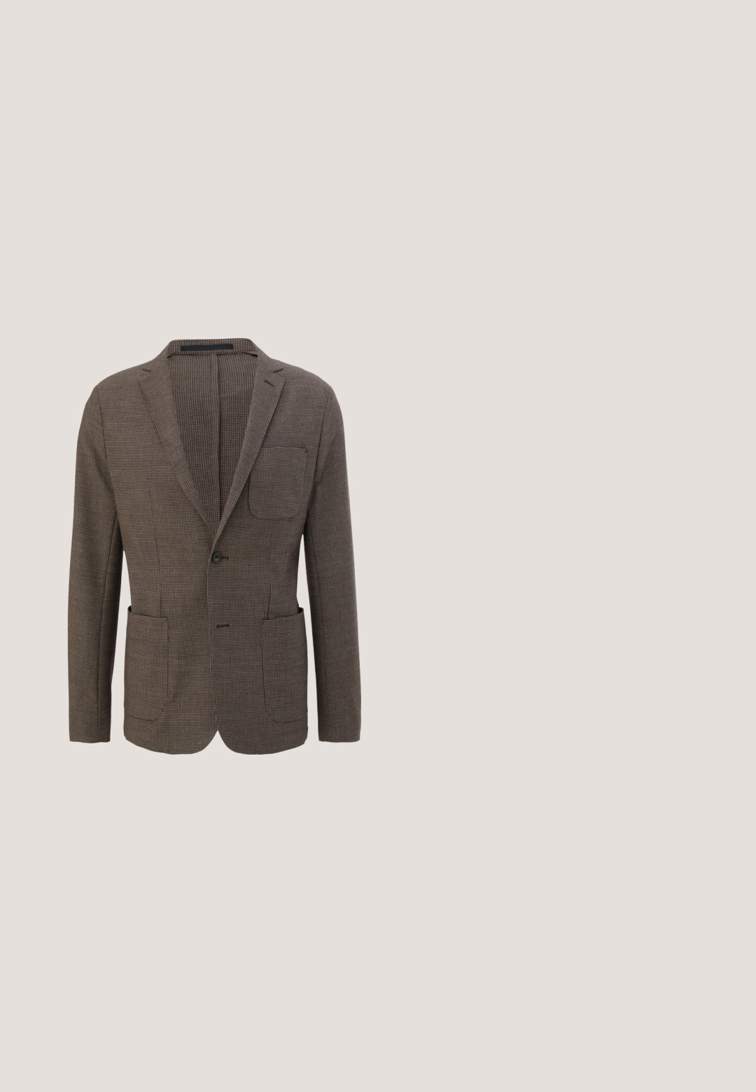 Blazer à carreaux marron en tissu texturé, avec une fermeture à un bouton, une poche poitrine et deux poches avant.; Chemise marron foncé à manches longues avec boutons, col pointu et étiquette BOSS visible à l'intérieur du col.; Pantalons de costume pour hommes gris foncé, coupe slim, avec passants de ceinture, bouton frontal et tissu texturé subtil.; Mocassin pour homme en cuir noir, sans lacets, avec petit talon et coutures décoratives à l'avant et sur les côtés, sur fond blanc.; Cravate marron avec un motif géométrique répétitif en gris clair. Le tissu semble lisse avec une extrémité étroite et pointue. Design classique.; Emporio Armani Ceinture - marrone