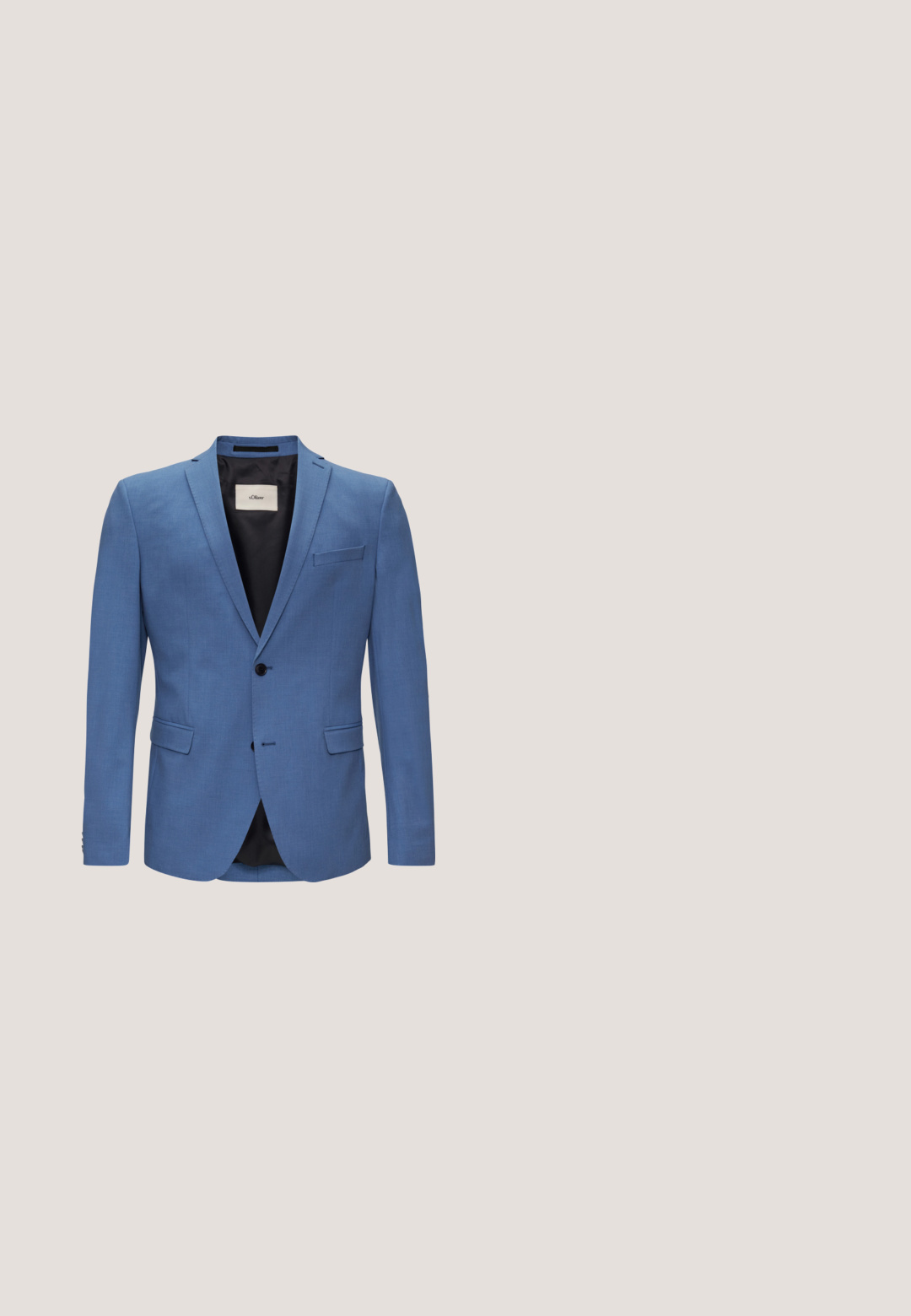 Blazer in Blau mit eingefasstem Revers, einreihiger Knopfverschluss, zwei Fronttaschen und schwarzem Innenfutter. Glattes Gewebe mit subtiler Textur.; Langärmliges Button-Up-Hemd in Hellblau mit einem Blumenmuster in Marineblau und Weiß. Verfügt über einen klassischen Kragen und eine weiche Baumwolltextur.; Beige maßgeschneiderte Hose mit schmalem Schnitt, ausgestattet mit einem Reißverschluss, zwei vorderen Taschen und einem einfachen Knopfverschluss. Glatte Stofftexture.; Brauner Lederschuh in elegantem Design mit glatter Oberfläche, abgerundeter Zehenpartie, Schnürverschluss und kleinem, dunklem Gummihacke. Saubere Linienführung und minimalistische Details.; Helles blaues Seidenkrawatte mit einem diagonalen Rippmuster, begleitet von einem passenden Einstecktuch und einer floralen Reversnadel.; Strellson Gürtel - cognac