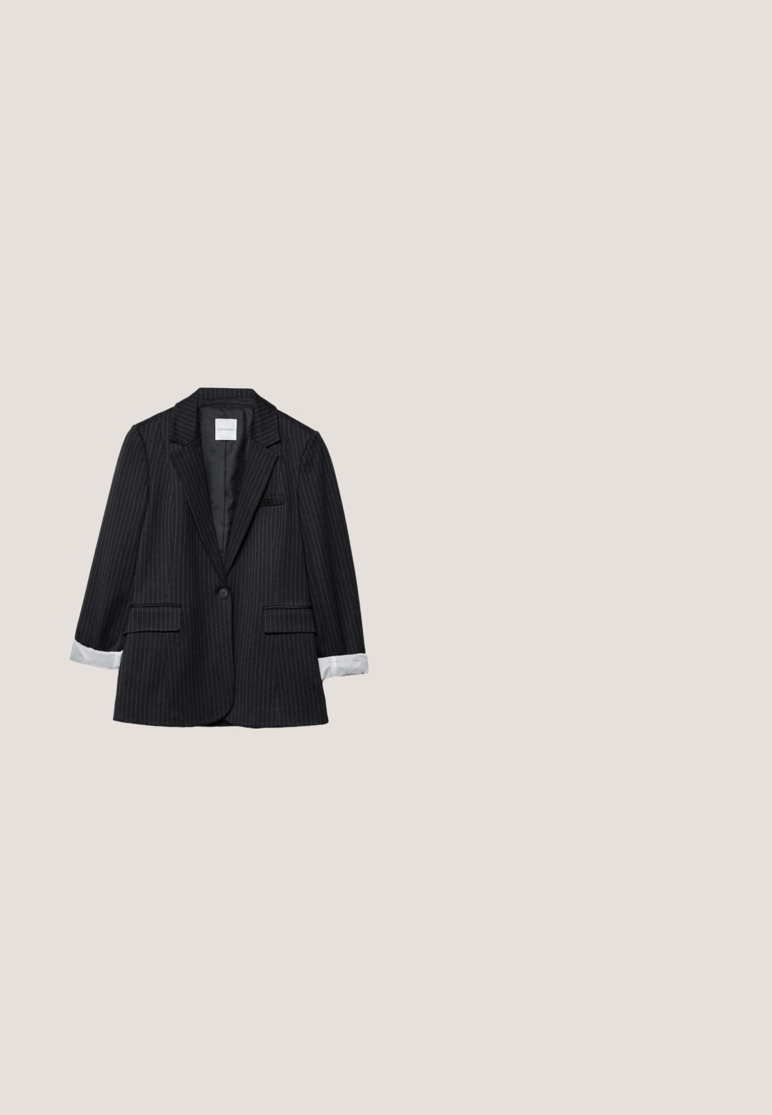 Sort blazer med nålestriber, notched revers, to forlommer og hvide stribede manchetter. Har en enkelt knaplukning og glat for.; Mørk denim skjorte med krave, lange ærmer, frontknapper og to brystlommer. Har en let løs pasform og buet nederkant.; Sort læder slingback kittenhæle med spids tå og justerbar strop med spænde på hvid baggrund.; Solbriller i sort metal med ovale linser. Stellet er slankt og minimalistisk, med næsepuder for komfort og en mat finish.; Sort ruskind tote taske med struktureret, vinkelret form, der har to lange håndtag og cirkulære detalje i siden.; Sølvvedhæng formet som en dinosaur, pyntet med pink, grønne og blå ædelstene, med åben mund og vedhængsring til kæde.