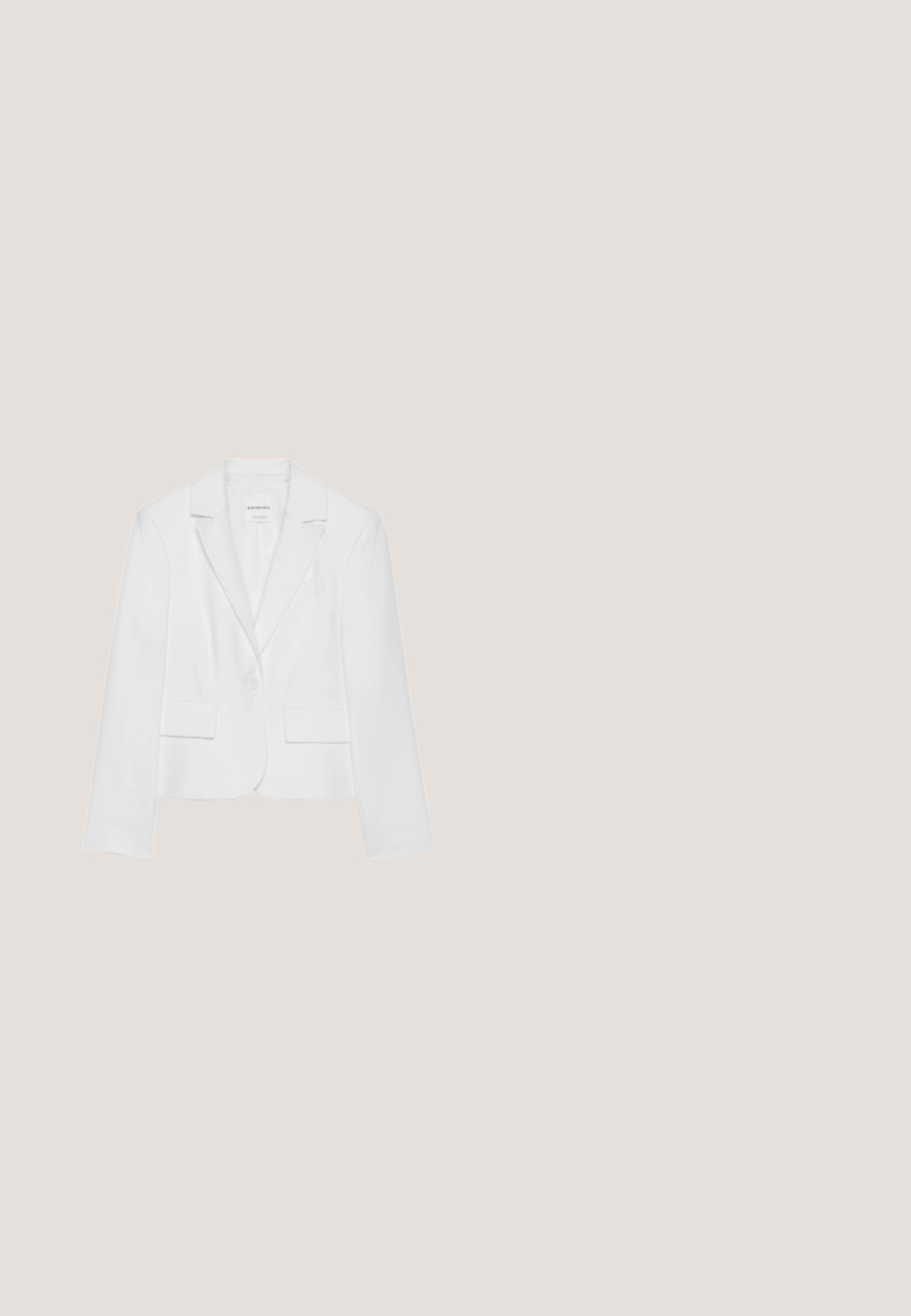 Blazer blanc cintré avec revers crantés, fermeture par un bouton, deux poches à rabat sur le devant, et manches longues.; Body blanc sans manches avec fines bretelles et pois noirs, avec boutons-pression à l’entrejambe pour la fermeture.; Shorts blancs taillés en tissu lisse, présentant un devant plat, des poches latérales et une coupe décontractée. Lignes épurées sans ornements.; Escarpin blanc à bout pointu avec talon kitten et brides fines, orné d'un petit nœud décoratif à l'avant, présenté sur un fond blanc uni.; Sac à main en cuir texturé blanc avec une poignée supérieure unique et un détail de chaîne argentée drapé sur le devant.; Bracelet de perles avec des perles blanches irrégulières et un fermoir rallonge en chaîne dorée sur fond blanc.
