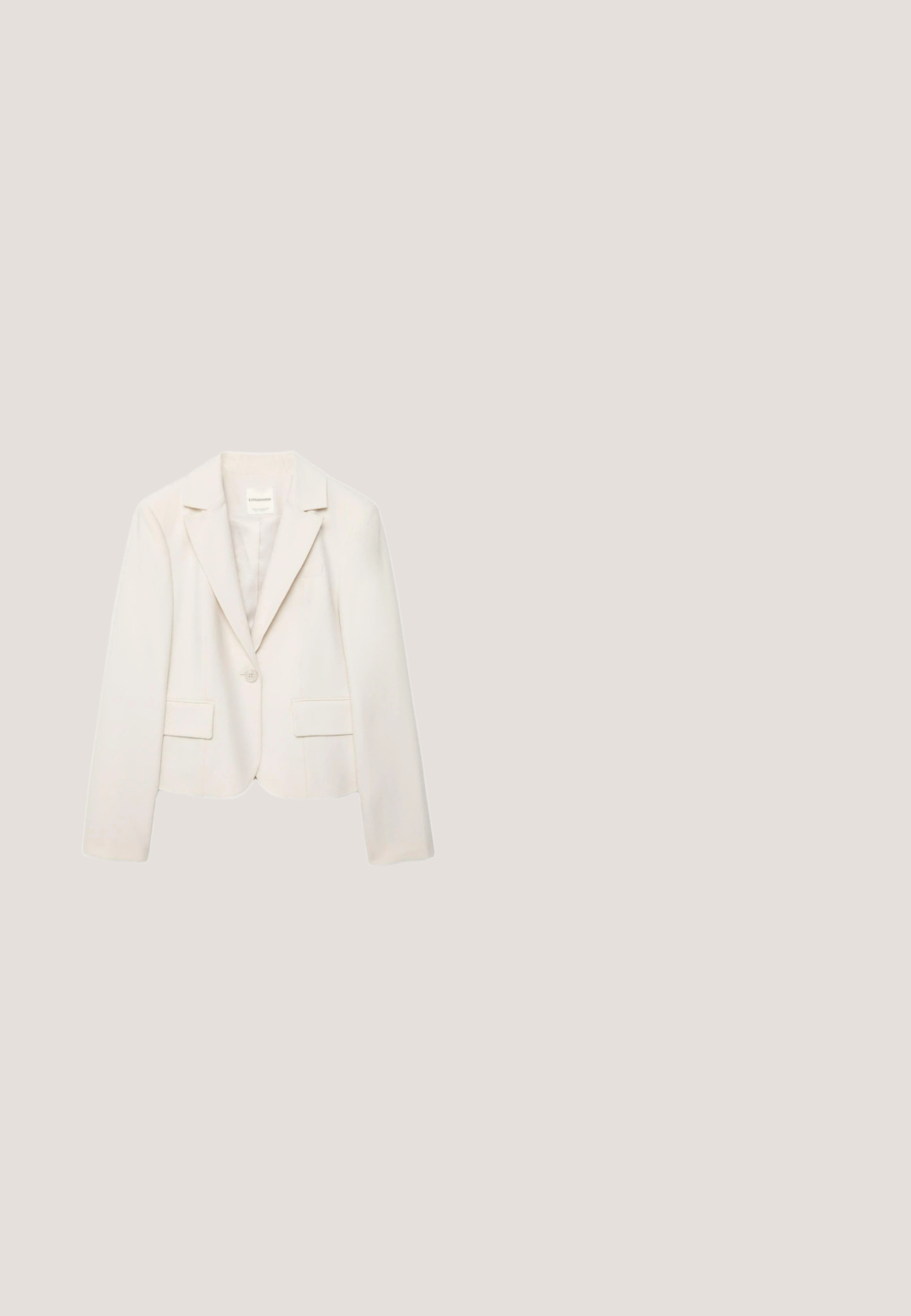 Blazer pour femme de couleur crème à un bouton, avec des revers à encoche, des manches longues et deux poches avant à rabat, présenté sur un fond blanc.; Camisole en satin beige avec un décolleté en V profond et de fines bretelles spaghetti croisées dans le dos.; Pantalon ample couleur ivoire avec taille élastique et poches latérales, fabriqué dans un tissu doux et lisse.; Sandale beige en cuir verni avec un talon kitten pointu et une semelle fine, vue de côté sur fond blanc.; Lunettes de soleil blanches avec une monture rectangulaire et des verres dégradés bruns. Présentent une texture en plastique lisse et un logo sur le côté de la branche.; Sac à main Guess en cuir blanc avec poignée enveloppée, ferrures dorées, logo triangulaire et tassels décoratifs avec breloque en forme de cadenas sur le côté.