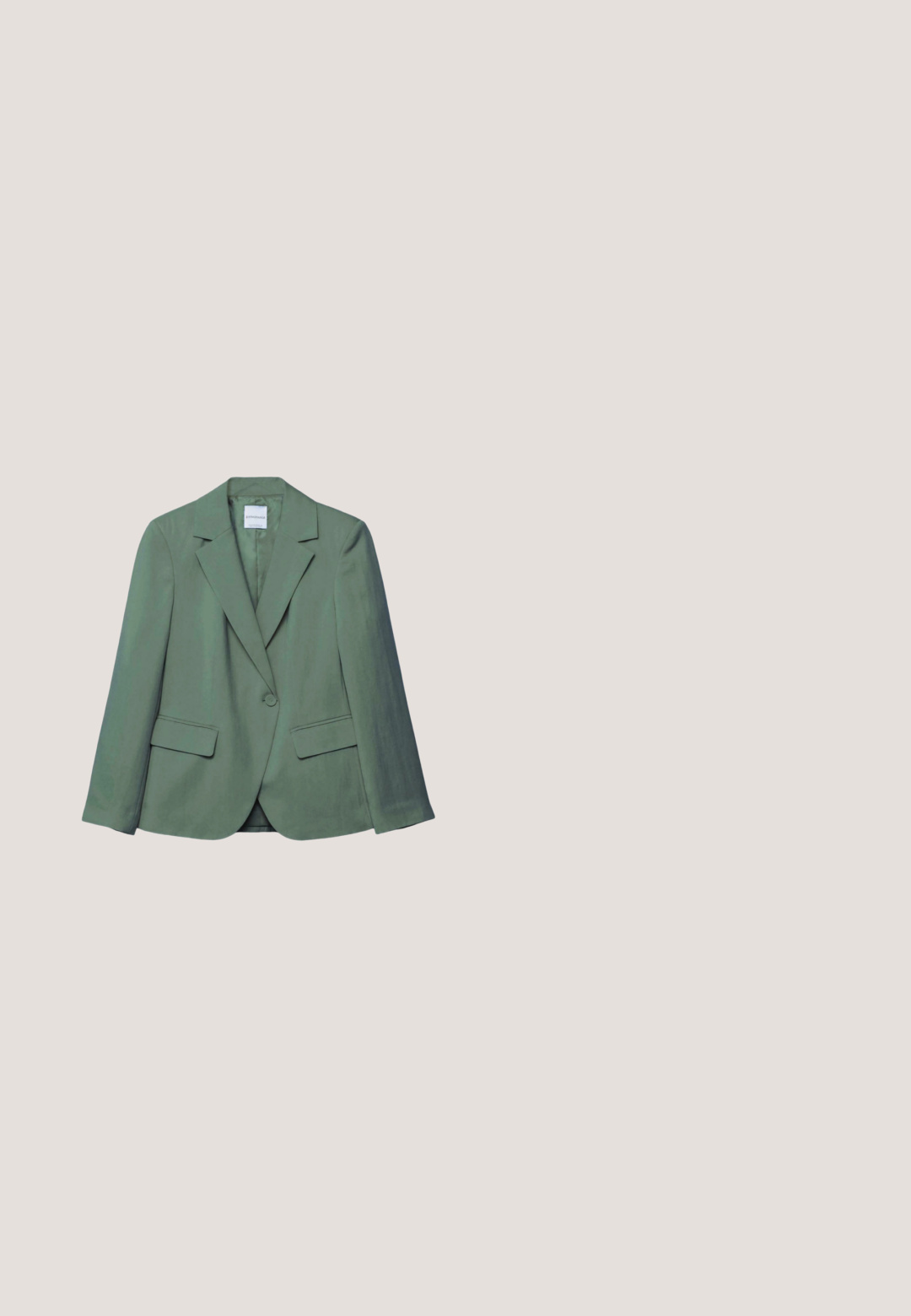 Enkeknopige saliegroene blazer met ingesneden revers, twee klepzakken en lange mouwen, getoond tegen een witte achtergrond.; Donkergroen geplooide top met een ronde halslijn en brede korte mouwen, met een gestructureerde stof en een vloeiende vorm.; Olijfgroene op maat gemaakte shorts met riemlussen en een verborgen sluiting aan de voorkant, getoond op een witte achtergrond.; Tan platte sandaal met een turquoise gevlochten band en gouden accent, geplaatst op asfalt nabij betegeld trottoir.; IZIA Handtas - green offwhite; Gouden ketting met een V-vormig ontwerp, versierd met multikleurige stenen en bloemaccenten voor extra detail.