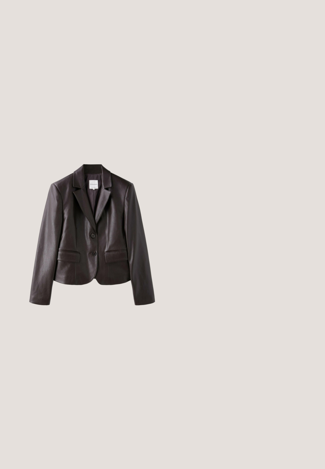 Blazer en cuir marron foncé avec revers à encoche, deux boutons sur le devant et poches à rabats, présenté sur un fond blanc.; Haut sans manches en satin brun foncé avec col bénitier drapé et petit détail œillet au dos, à plat sur fond blanc.; Short de nuit en satin marron avec bordure en dentelle sur les côtés et l'ourlet, doté d'une taille élastique et de délicats détails perlés.; Botte en cuir marron jusqu'au genou avec un bout pointu et un talon en bloc texturé. Présente des lignes épurées et des détails de couture minimalistes.; Lunettes rectangulaires en écaille de tortue brune avec des verres transparents et des branches épurées, présentant une texture lisse et un design minimaliste.; Sac à main en cuir marron foncé brillant de forme triangulaire avec une poignée courte et large, présenté sur fond blanc.