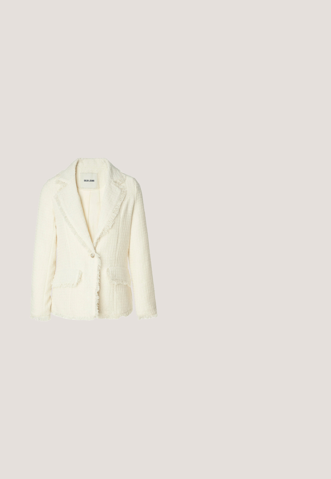 Hvid struktureret blazer med frynser, enkeltknaplukning og to frontlommer. Lavet af et blødt, vævet stof.; Hvid strik uden ærmer med teksturerede mønstre, varierede vandrette design og ribbet detaljering langs udskæringen og kanten.; Hvide, broderede bukser med vide ben og elastisk talje, med indviklede mønstre og tekstureret stof over det hele.; Hvid slip-on sandal med flossede kanter og vævet jutesål, med et rundt dekorativt element på den øverste rem.; Katteøje-solbriller i skildpaddeskal med brune linser og små krystaller indlejret langs stellets arme og kanter.; IZIA Skuldertasker - beige
