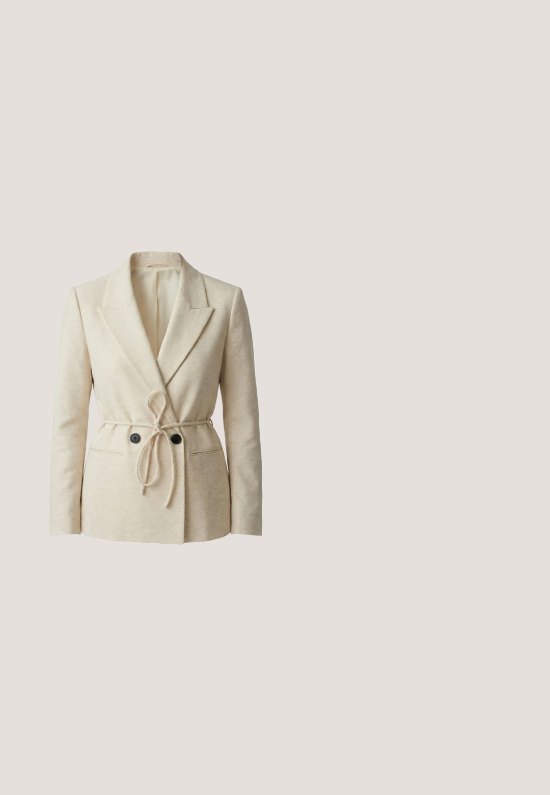 Beiger Blazer für Damen mit Notch-Revers, zwei schwarzen Knöpfen, Seitentaschen und einem passenden Stoffgürtel, der in der Taille gebunden ist.; Weißer kurzes, geripptes Cardigan mit rundem Ausschnitt, Knopfleiste vorne und Rüschen an Ärmeln und Saum.; Ärmelloses Maxikleid in Creme mit tiefem V-Ausschnitt und schwarzem Besatz entlang der Kanten und vorne. Hergestellt aus leichtem Stoff.; Olivgrüner gewebter flacher Slingback-Schuh mit kleiner goldener Schnalle und quadratischem Absatz vor weißem Hintergrund.; Geflochtene beige Handtasche mit strukturierter Oberfläche und abgerundeten Griffen, begleitet von einem glatten, mit einem Reißverschluss versehenen Beutel in passendem Farbton.; Blumenförmige Ohrstecker in Goldoptik mit klaren Tropfen- und Rundkristallen, die symmetrisch in einem Blumenmuster auf weißem Hintergrund angeordnet sind.