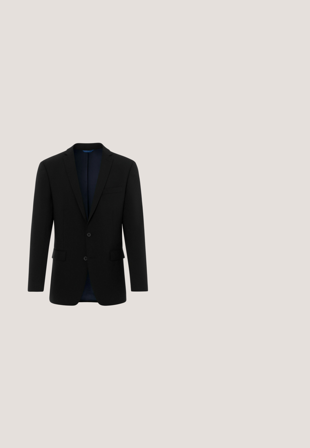 Schwarzer maßgeschneiderter Blazer mit zwei Knöpfen, Reverskragen und einer einzigen Brusttasche. Glattes Material mit einem blauen Futter, das an den offenen Seiten sichtbar ist.; Schwarze Langarm-Hemdbluse aus gewebtem Stoff, ausgestattet mit einem klassischen Kragen, geradem Saum und schwarzen Knöpfen an der Vorderseite.; Schwarze Anzughose mit Gürtelschlaufen, geradem Bein und flacher Vorderseite, vor weißem Hintergrund abgebildet. Geeignet für formelle Anlässe.; Scarosso Slipper - black patent; Schwarze Fliege und gefältete schwarze Tasche, beide aus glattem Stoff gefertigt. Die Tasche weist horizontale Falten und eine rechteckige Form auf.; Schwarzer, geflochtener Leder-Gürtel mit einer silbernen Metallschnalle und einem weichen Stoffakzent, auf dem der Markenname "JOOP!" eingeprägt ist.