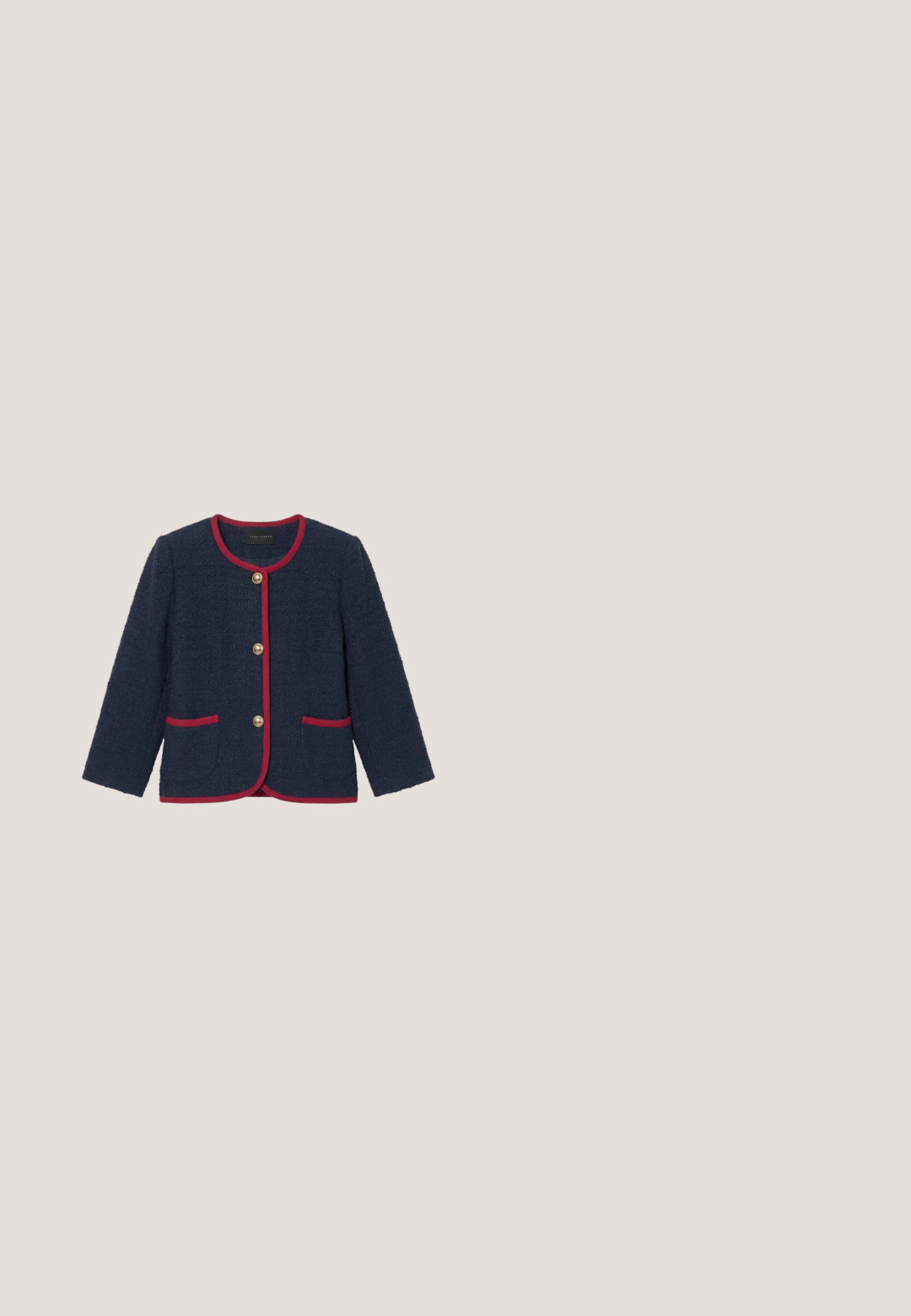 Veste texturée bleu marine avec trois boutons argentés, bordure rouge le long du col, du devant, des poches et de l'ourlet, et deux poches avant.; Robe sans manches bleu marine avec des bretelles spaghetti étroites, en tissu côtelé, présentant une silhouette ajustée et une longueur midi.; Chaussure à talon haut en cuir blanc avec un bout pointu et une finition texturée. Dotée d'un talon aiguille élancé et d'une doublure intérieure lisse.; Lunettes de soleil rectangulaires noires avec des verres foncés et "vogue" imprimé en or sur la branche, sur fond blanc uni.; Sac à main en cuir bleu foncé avec de longues anses fines, des détails de boucles dorées sur les côtés et une fermeture éclair sur le dessus, sur un fond clair uni.; Bracelet jonc en or avec six pierres précieuses bleues rectangulaires espacées uniformément autour du bracelet sur un fond neutre.