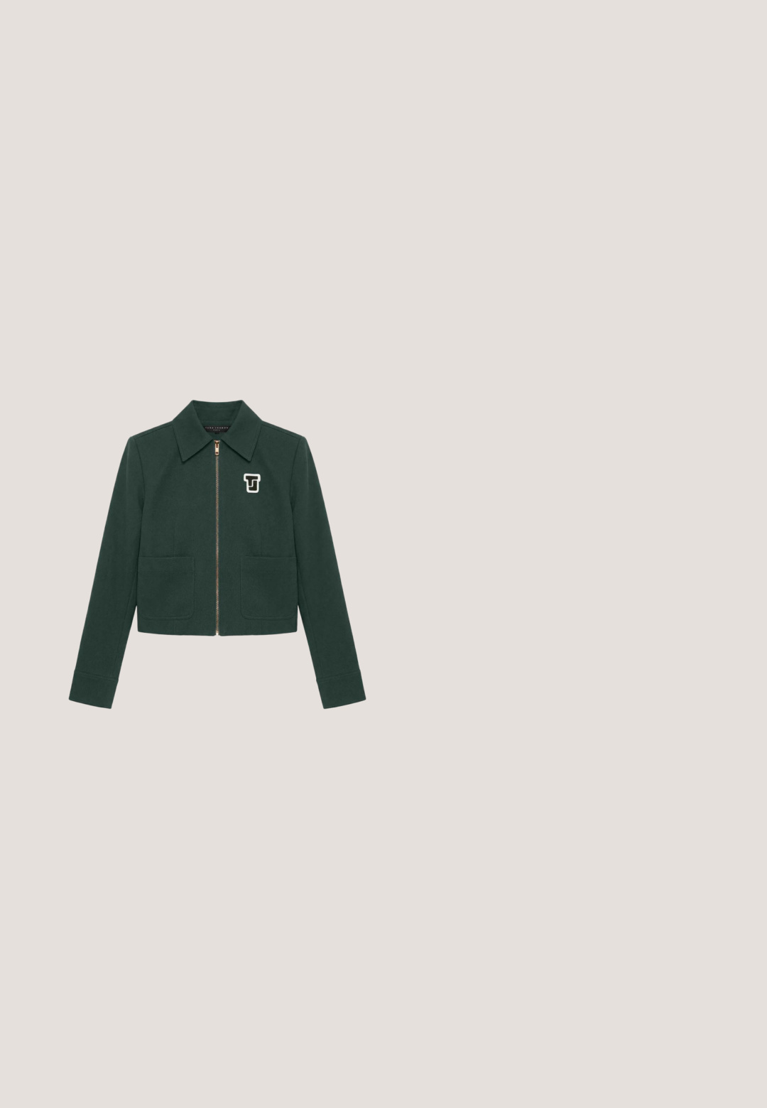 Dunkelgrüne kurze Jacke mit Frontreißverschluss, zwei Taschen, einem Kragen und einem kleinen weißen Logo auf der linken Brust.; Grünes, blumiges Maxidress mit tailliertem Oberteil, gekreuzten Trägern, schichtweise Design und karierten Akzenten. Hergestellt aus leichtem Stoff.; Olivgrüner Wildleder-Pumps mit spitzer Zehenpartie, mittelhohem Absatz und verstellbarem Knöchelriemen mit kleiner goldener Schnalle auf weißem Hintergrund.; Schildpatt-farbene quadratische Sonnenbrille mit Farbverlauf-Gläsern, schwarzen strukturierten Bügeln und geometrischem Rahmen-Design.; Olivgrüne Lederhandtasche mit geflochtenem Griff, goldfarbenem Reißverschlussdetail und kleinem goldfarbenem "Coccinelle"-Logo auf der Vorderseite.; Goldene Tropfen-Ohrringe mit tropfenförmigen grünen Edelsteinen und kleinen runden klaren Steinen oben, gezeigt auf weißem Hintergrund.