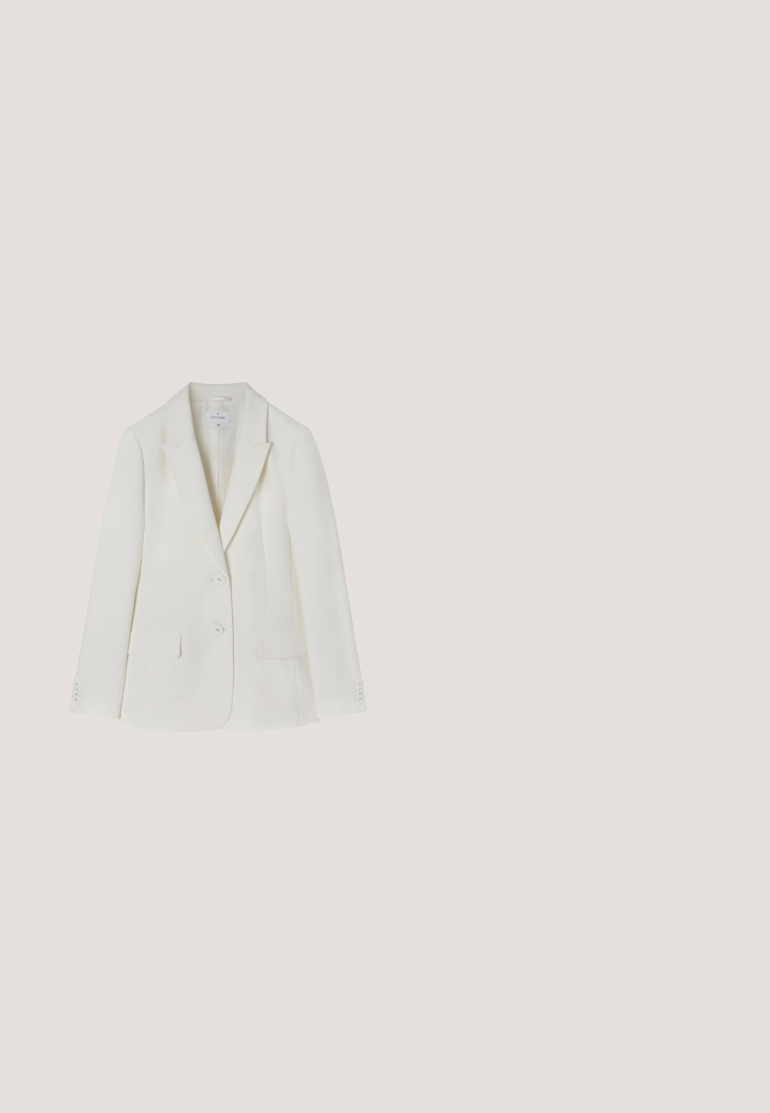 Blazer blanc cintré avec un col cranté, deux poches avant et une fermeture à deux boutons. Tissu lisse avec une texture subtile. Taille 36.; Haut sans manches de couleur rose pâle en tissu lisse. Il présente un col rond et un design minimaliste avec des détails subtils sur les coutures latérales.; Pantalon à jambes larges en tissu beige clair, avec une texture lisse et une taille haute. Il présente une couture centrale à l'avant et aucun élément métallique visible.; Mocassin slingback en cuir verni blanc avec un bout pointu, des fines lanières et de petits accents de boucle. Présente un talon fin de 3 pouces.; Sac à bandoulière rectangulaire beige avec bandoulière réglable et quincaillerie dorée, arborant le petit nom de marque embossé « kazar » au centre.; Collier en chaîne dorée avec des perles métalliques rondes et des perles blanches regroupées au centre ; doté d'un petit fermoir à boule dorée.