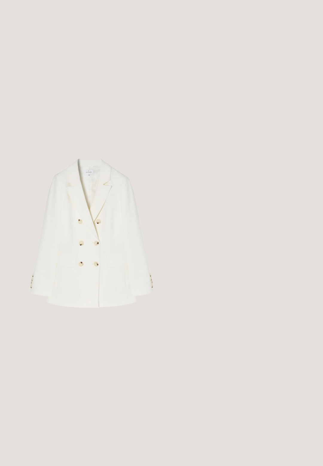Hvid dobbeltradet blazer fremstillet af glat stof. Har to forlommer og store cremede knapper, med en skræddersyet pasform og strukturerede revers.; Maxikjole i lys grøn, lavet af letvægtsstof. Har en v-udskæring, korte flæseærmer og en svunget silhuet.; Beige højhælede sandaler med firkantet tå, tynd ankelrem og blokhæl. Glat lædertekstur med detalje i guldspænde.; Firkantede solbriller med sorte gradientlinser og tynde guldfarvede metalstel, hvilende på en lys overflade.; Hvid blød clutchtaske med guld kæderem pyntet med klare ædelsten, sat mod en ensfarvet lys grå baggrund.; Guldbelagt armbånd med blomsterdetaljer, der har lyseblå sten, klare krystaller langs båndet og en sikker lukning.